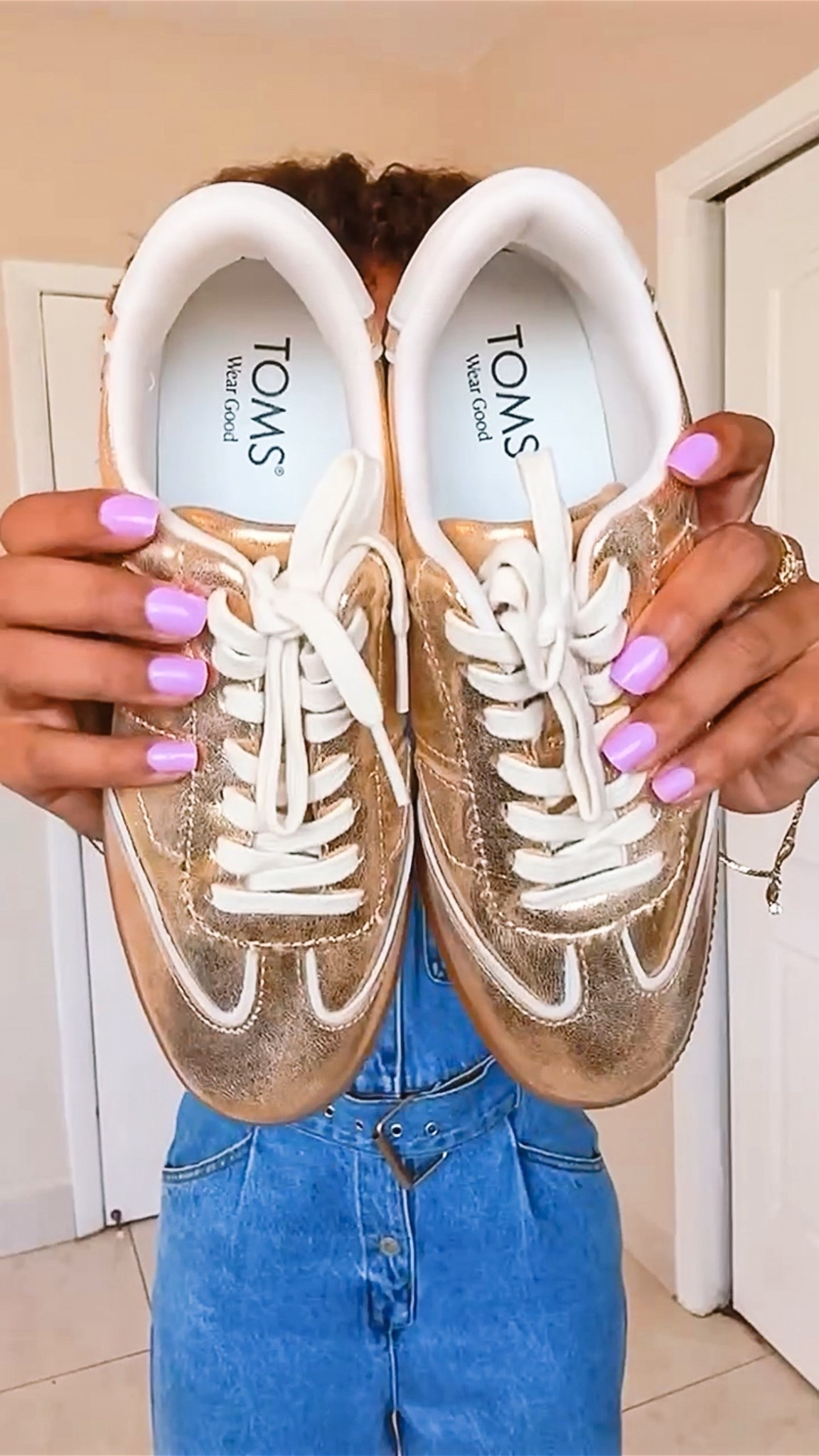 Three outfits, one pair of gold sneakers 👟✨

I put together three different outfits to show how the same sneakers can work with totally different vibes 🤍

Tell me which look is your favorite: 1, 2, or 3?

You can shop some of the featured pieces on my LTK 🛍️

#OutfitIdeas #MiamiInfluencer #GoldSneakers #TOMS #LTKFinds

#LTKootd #LTKgrwm