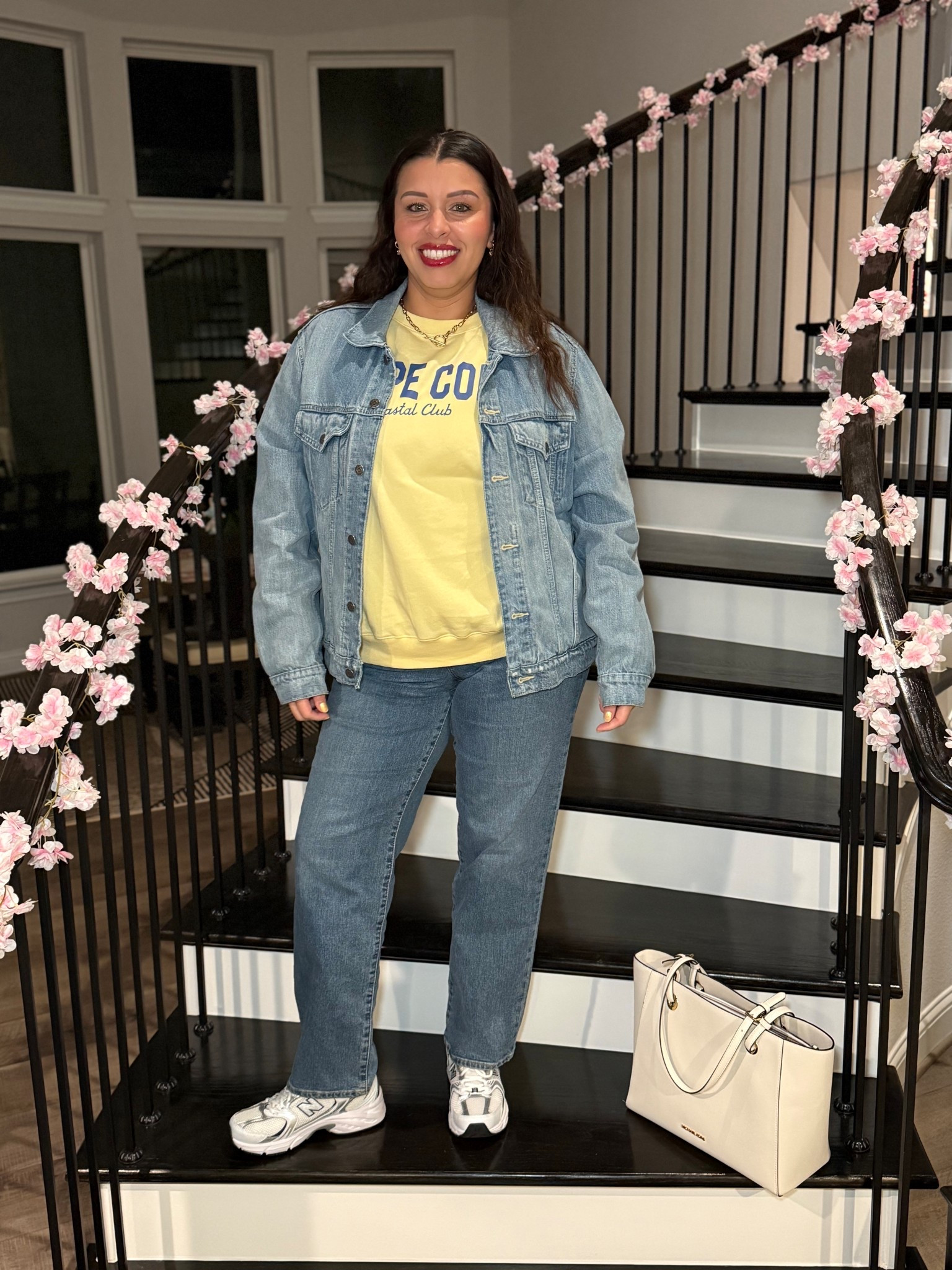 Outfit of a mom in her 40’s 💙🤍

Outfit, mom outfit, cute outfit, cozy outfit, spring outfits, chic outfit, Mom style, fashion over 40, outfit of the day. trends 