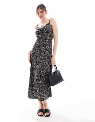 Wednesday's Girl – Midi-Trägerkleid in Schwarz und Flieder mit Raffung und Blumenmuster | ASOS (Global)
