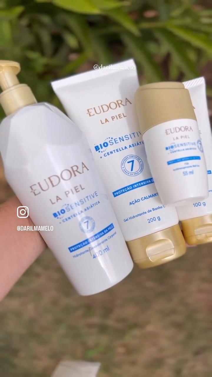 Combo La Piel Biosensitive (4 Produtos) O Combo La Piel Biosensitive + Centella Asiática traz um cuidado completo para quem sofre com sensibilidade. Seus ativos agem nos sinais da pele sensivel, de modo a aliviar desconfortos e prevenir irritações:
HIDRATANTE CORPORAL
O Hidratante Desodorante Corporal La Piel Biosensitive
+
Centella Asiática traz ação desodorante e reparação intensa da pele ressecada, hidratando-a por até 48h e protegendo-a da sensibilidade. Além de diminuir a vermelhidão, possui fragrância Oriental Musk.
BALM CORPORAL
Com ativos calmantes, o Balm Tripla Ação Desodorante Corporal La Piel Biosensitive + Centella Asiática hidrata profundamente, desodoriza e protege a pele sensível.
Esse balm também renova o brilho da pele tatuada.
Desenvolvido para recuperação completa desde o primeiro uso.
GEL DE BANHO CORPORAL
O Gel Hidratante de Banho Corporal La Piel
Biosensitive +
Centella Asiática ajuda na manutenção da camada protetora natural da pele e na proteção contra os efeitos ressecantes daágua. Possui fórmula suave, sem parabenos, petrolatos e óleo mineral.
ANTITRANSPIRANTE ROLL ON
O Antitranspirante Roll On La Piel Biosensitive +
Centella
Asiática traz proteção intensiva e fragrância suave por até 72h sem deixar as axilas pegajosas. Com fragrância gentil e fórmula rica em agentes calmantes, proporciona sensação de pele renovada. E também é livre de álcool e corantes.
Nenhum produto Eudora é testado em animais, ou seja, este item possui selo Cruelty Free. #influsdabelezagb #influsdabeleza #sejoganodigital #juntosnossabelezaémulti#lapieleudora

#LTKbrasil