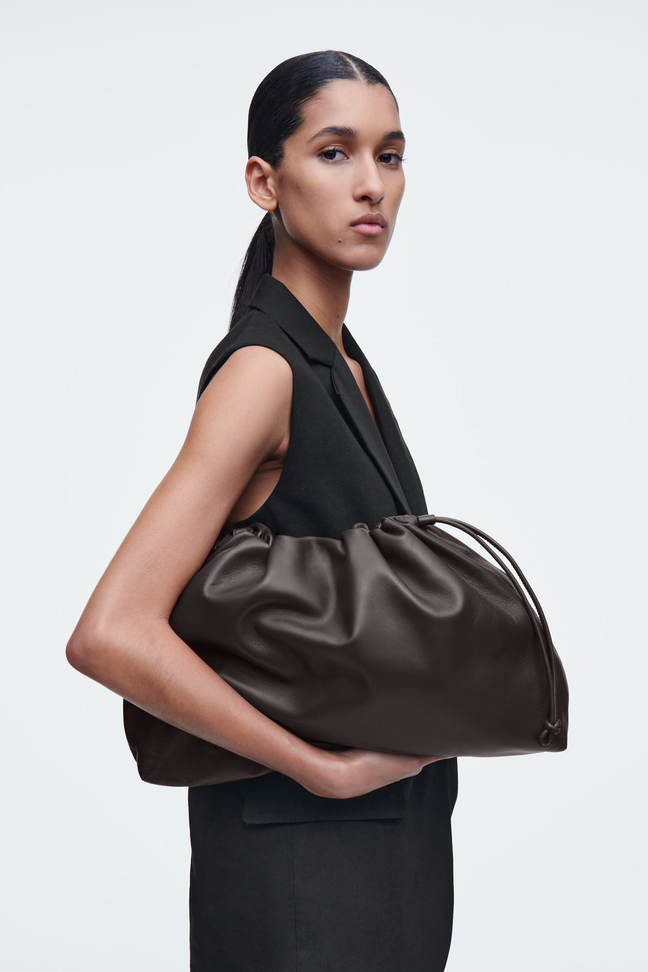 CAVATELLI CLUTCH BAG - LEATHER - CHESTNUT | COS | COS (EU)