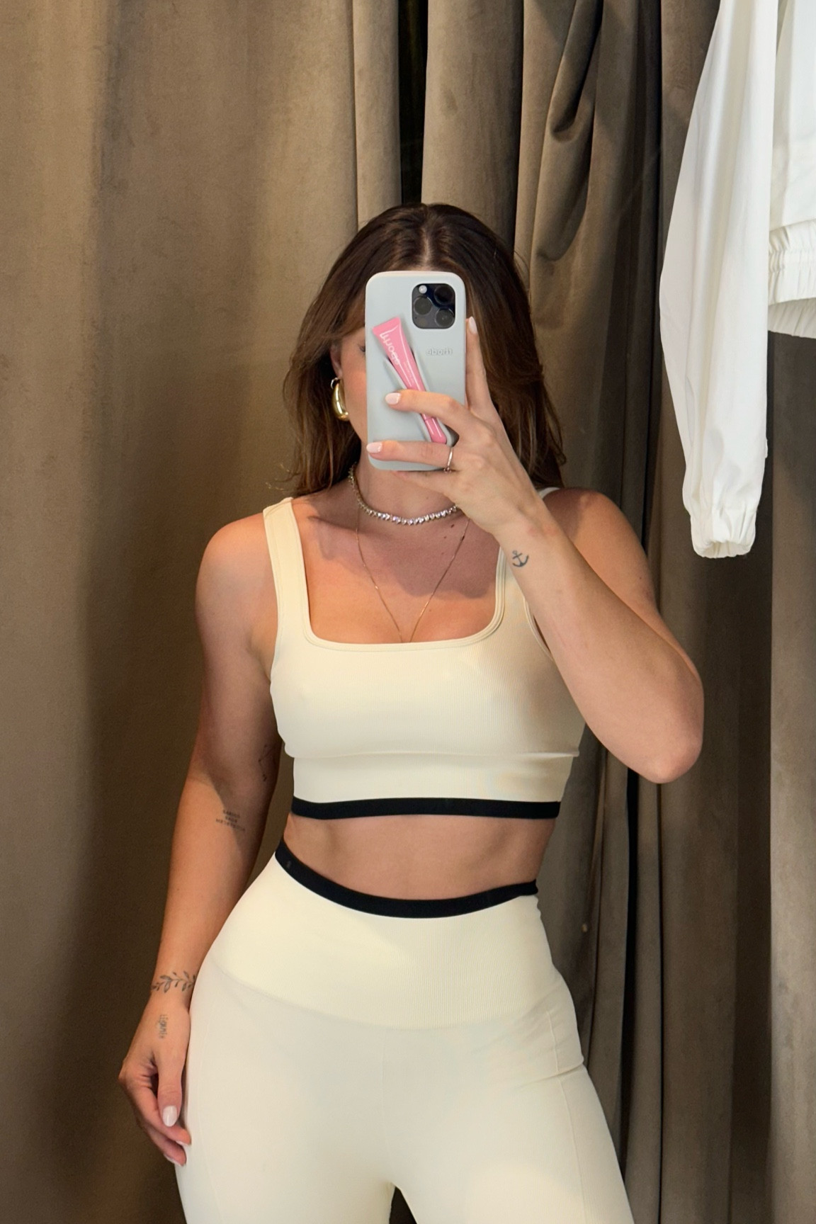 Esse look grita CHICCCCC, RYCA! 

E ele não fica NADAAAAAA transparente, fora que tem um tecido de super compressão! Você pode treinar e dar pirueta feliz que nada vai sair do lugar! 