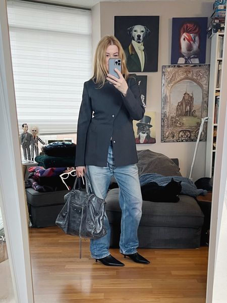 Kind of hate that I have to ruin the vibe by wearing a coat.
Everything is secondhand except the boots  
•
#springlook  #torontostylist #StyleOver40 #springtrends #secondhandFind #fashionstylist #slowfashion #FashionOver40  #MumStyle #genX #genXStyle #shopSecondhand #genXInfluencer #genXblogger #secondhandDesigner #Over40Style #40PlusStyle #Stylish40


#LTKitbag #LTKover40 #LTKstyletip