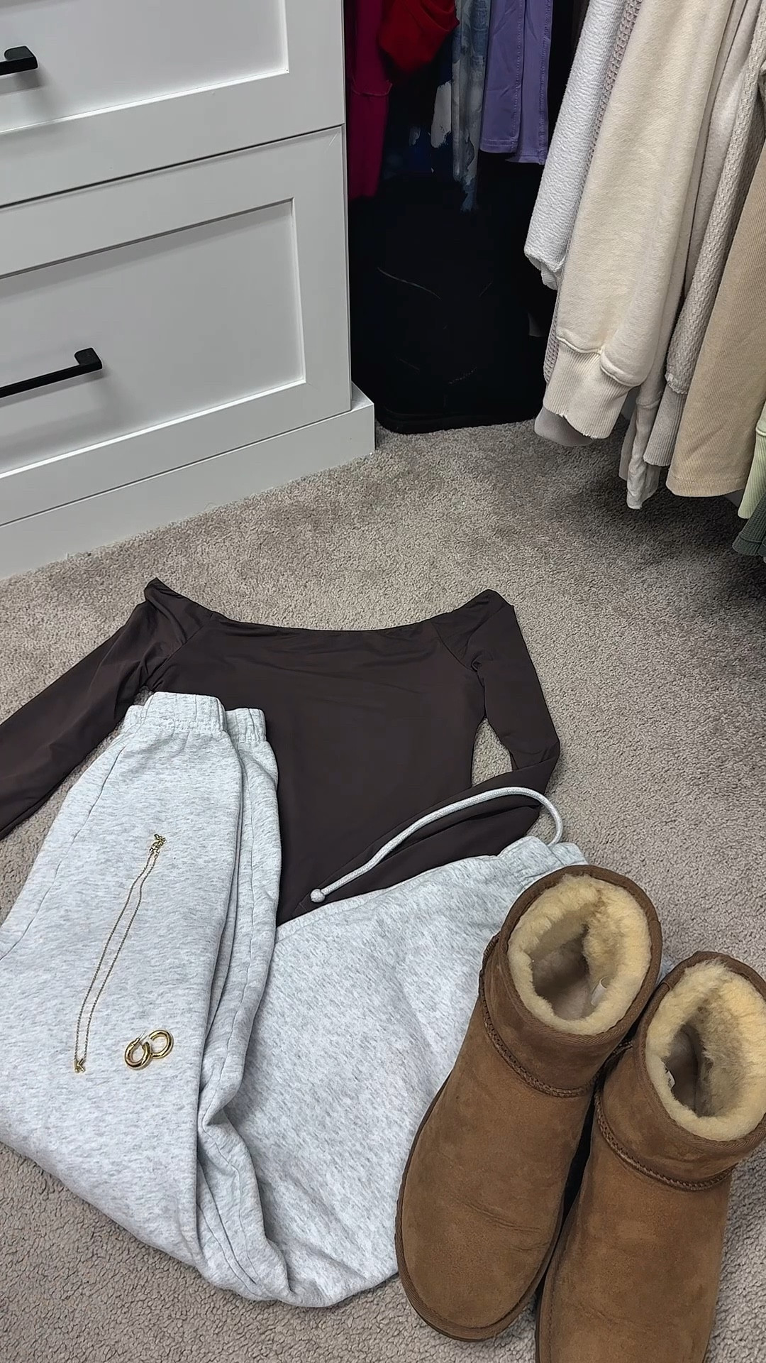 Effortless and cozy, the ultimate fall uniform 🍂🤎 Off the shoulder top, classic grey sweats, and Uggs you’ll never want to take off 🧦 Finished with a little gold shine ✨

#FallStyle #CozyAndChic #UggOutfit #OOTDInspo #EverydayStyle #LaidBackLooks #GoldenDetails #WeekendOutfit