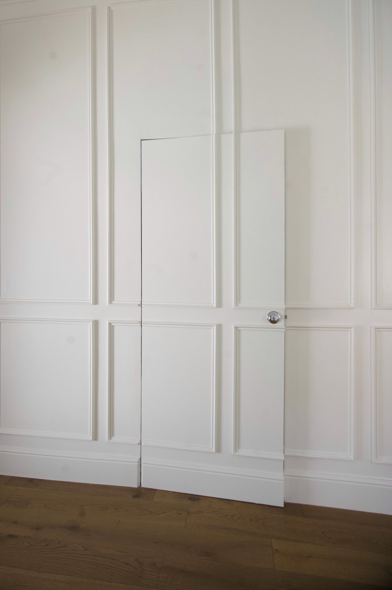 Sharing the link to this jib door that fits in seamlessly–perfect for spaces with applied molding.

#LTKHome