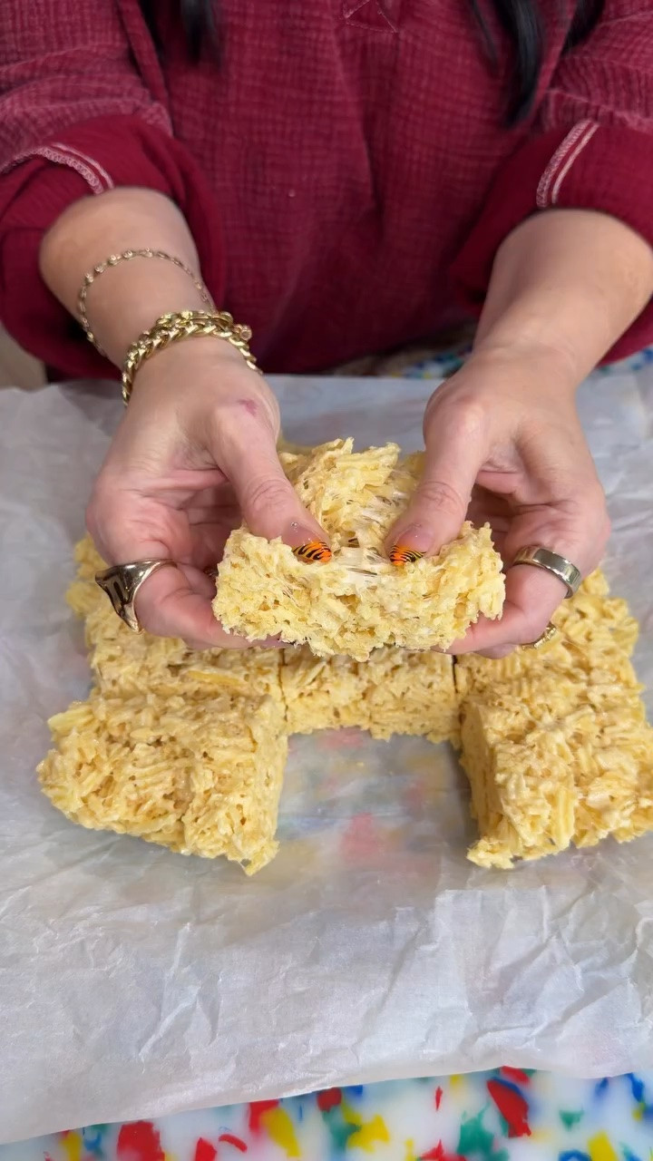 ⭐️RUFFLES KRISPIE TREATS⭐️ ASMR⭐️ not sure who the original creator is- there’s sooooo many versions of this online, BUT LET’S TRY IT FAM! #easyrecipe #3ingredients #ricecrispytreats #ruffles #asmr