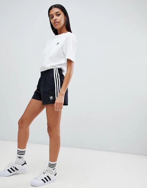 adidas Originals – Shorts mit drei Streifen, in Schwarz | ASOS DE