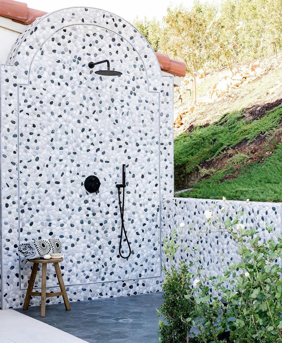 Excited to share some photos of the exterior design work from our One Oak project! This backyard is an absolute dream, and we had a blast creating unique features like the outdoor shower, built-in kitchen, fire pit, and custom garden. Kicking things off with this one-of-a-kind outdoor shower—let me know your thoughts!

Design by @danicaliforniainteriors 
Photography @jennajophoto