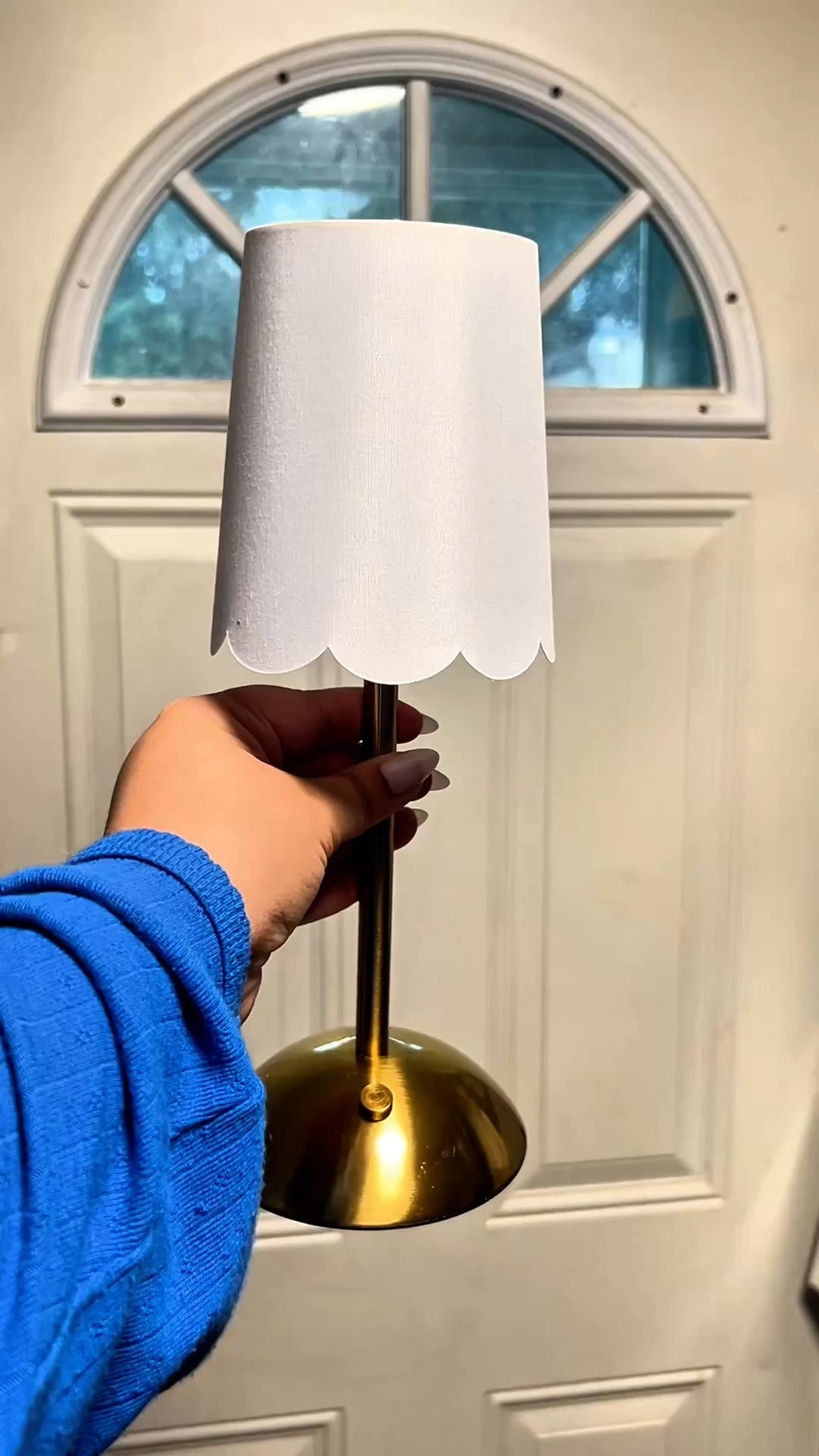 Can you believe this scalloped cordless lamp is only $14.97 at Walmart?! 😮‍💨✨ She looks designer but she’s giving boujee on a budget. Linked in bio 🕯️🤍 #walmartfinds #neutralhome #lamptok #cozyvibes #budgetdecor #viralhomefinds #tiktokmademebuyit #scallopedlamp #cordlesslamp