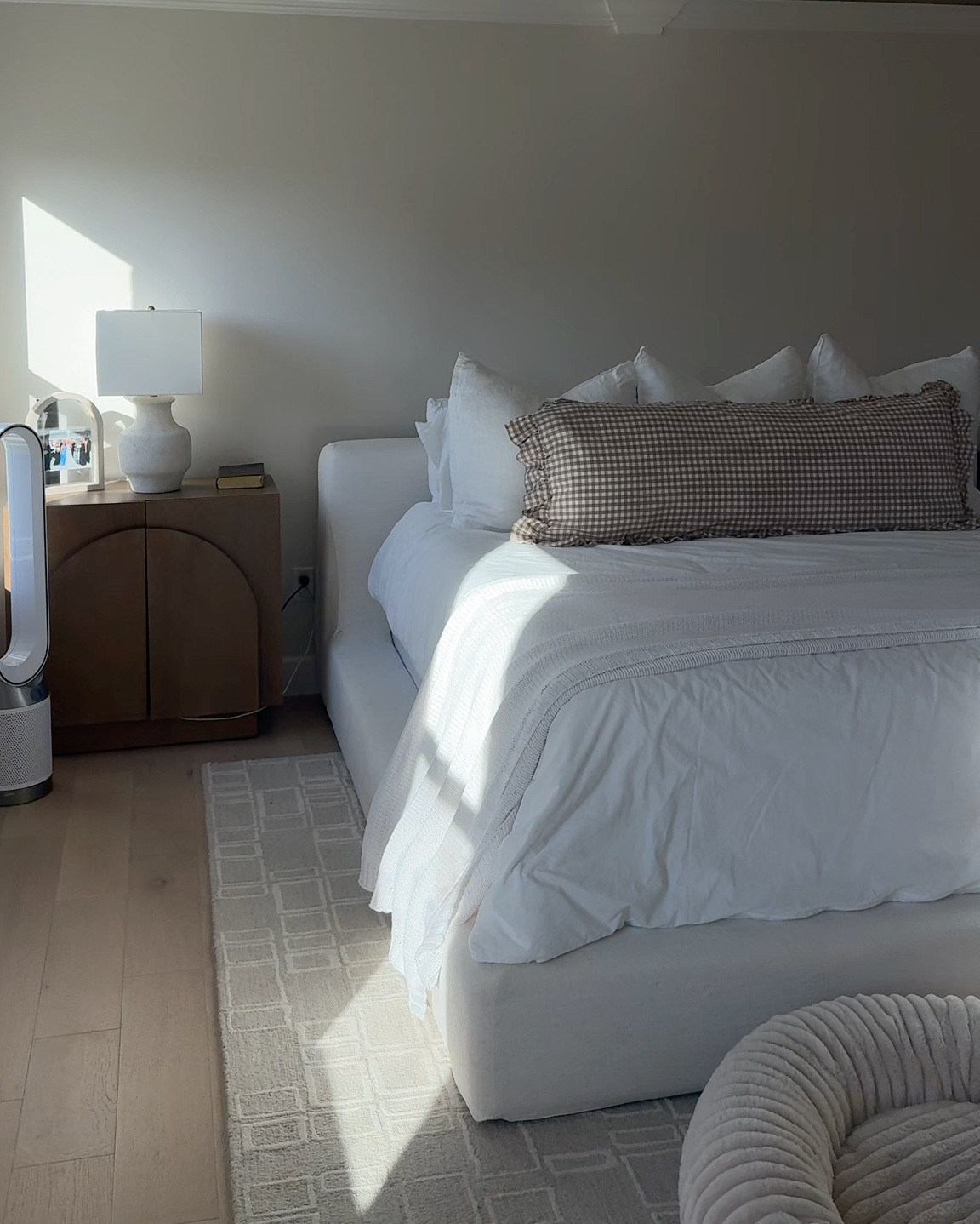 Bedroom decor🤍


#LTKHome #LTKFamily #LTKFindsUnder100