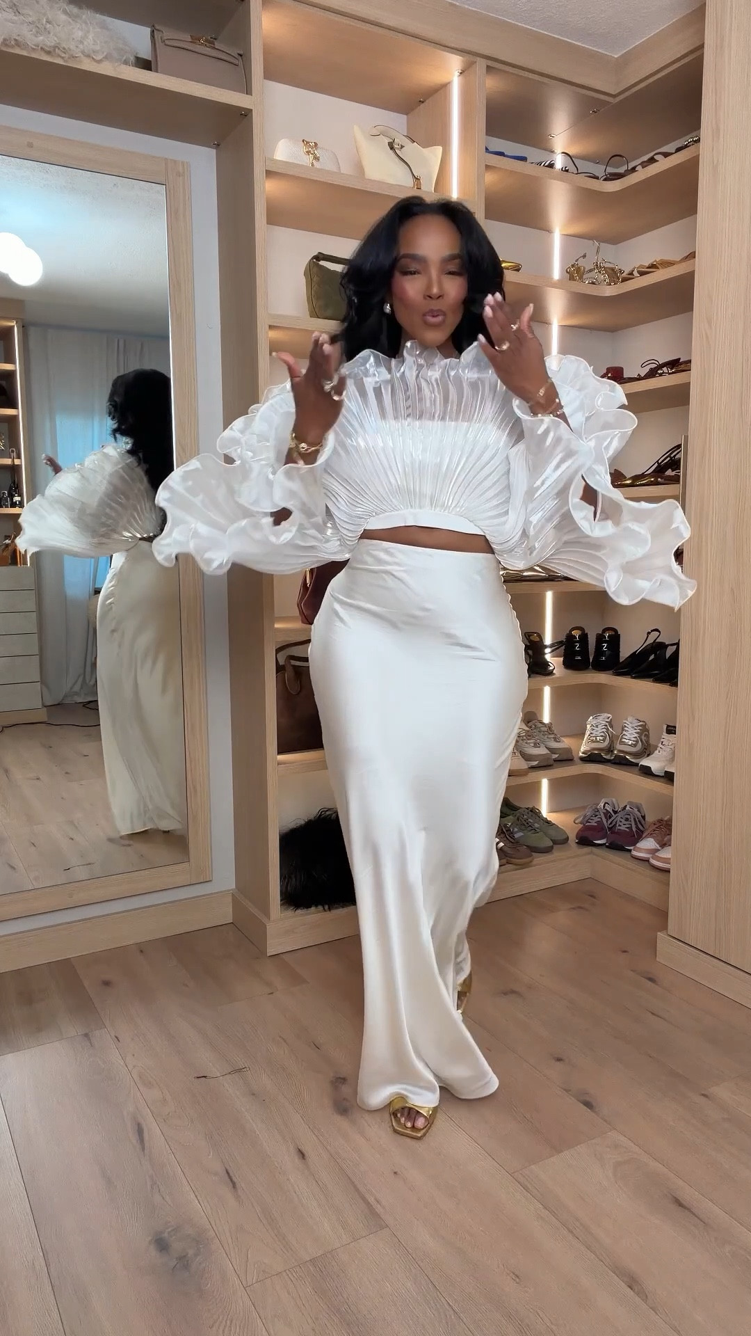 ✨ Elevated Everyday, Styled to Last

This is one of those outfits that proves simplicity always wins. Clean lines, comfortable staples, and a polished silhouette you can wear on repeat. Each piece works together seamlessly, but they’re also easy to mix into your everyday wardrobe—making the cost per wear drop fast.

Perfect for:
• Errands and everyday plans  
• Coffee dates and casual lunches  
• Easy day-to-night styling  

📏 Sizing:
Tops — Small  
Bottoms — 27 Long  
Shoes — True to size  

📏 Measurements:
5’4” · 138 lbs · 34D · 27” waist · 40” hips  

Tap to get details.

Elevated everyday outfits, versatile wardrobe staples, chic casual looks, modern everyday style, polished basics you can rewear.

Follow me on Instagram and YouTube @kirasfashionfinds
https://liketk.it/5HXVh