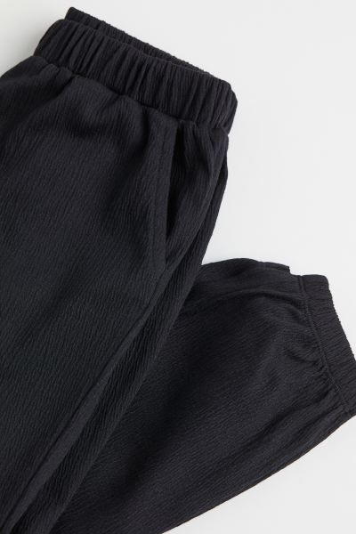 Joggers in jersey. Covered elastic at waistband, diagonal side pockets, and covered elastic at he... | H&M (US + CA)