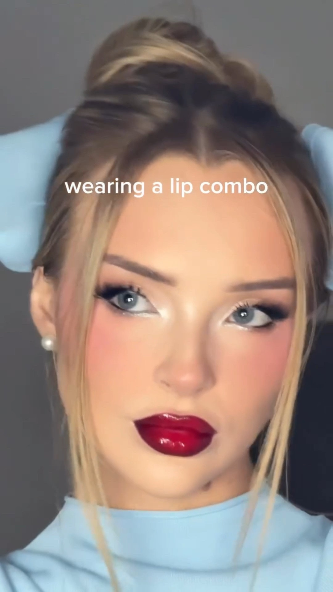 lipstick or lip combo? 💄🖤 @hudabeauty @huda 
lip stain contour ‘cinnamon’
liquid lipstick ‘miss america’
jelly lip oil ‘juicy peach’ 
.
.
.
.
.
#lipstick #lipcombo #trend #makeuphack