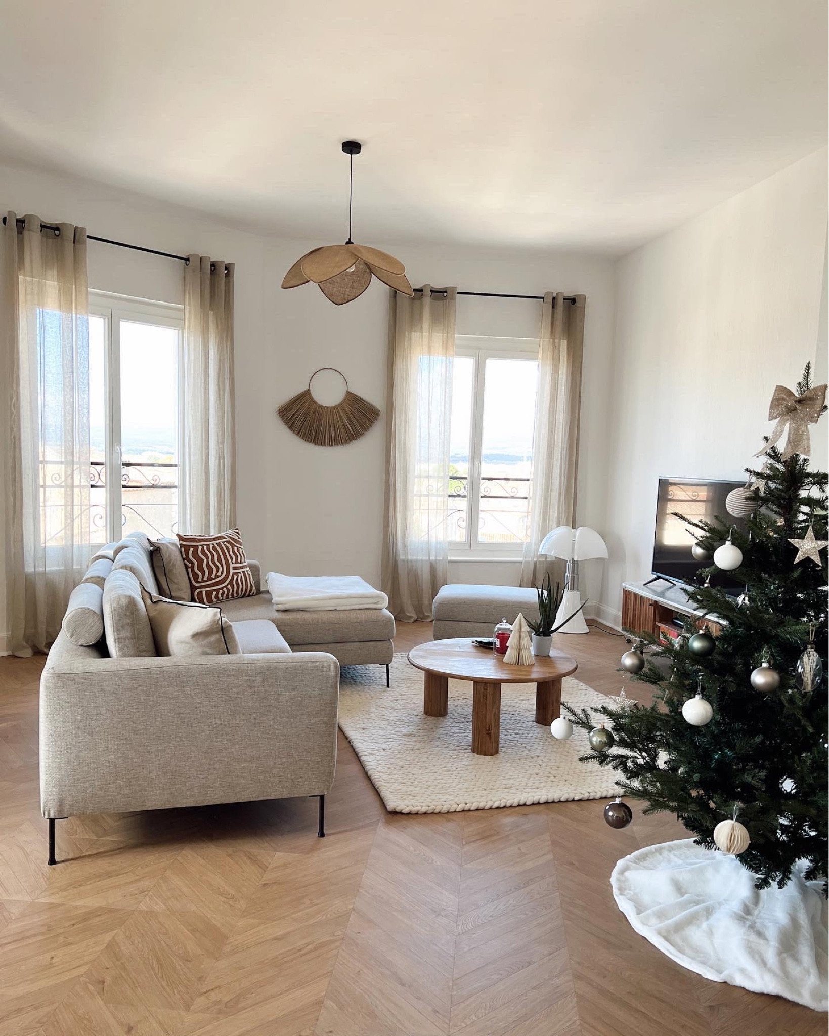 Salon by @westwingcollection 
Des tons clairs, une association de bois pour un côté cocooning, vous aimez cette ambiance? 🙈

(les liens sont en story à la une, rubrique «home» et vous pouvez bénéficier de 15% de réduction avec mon code promo: AFF-MAR15 , valable jusqu’au 15 Décembre)

*contenu créé pour @westwingcollection


#home #homesweethome #homedecor #homedecor #decorationinterieur #deco #weekend #sunday #salon #westwing

#LTKGiftGuide