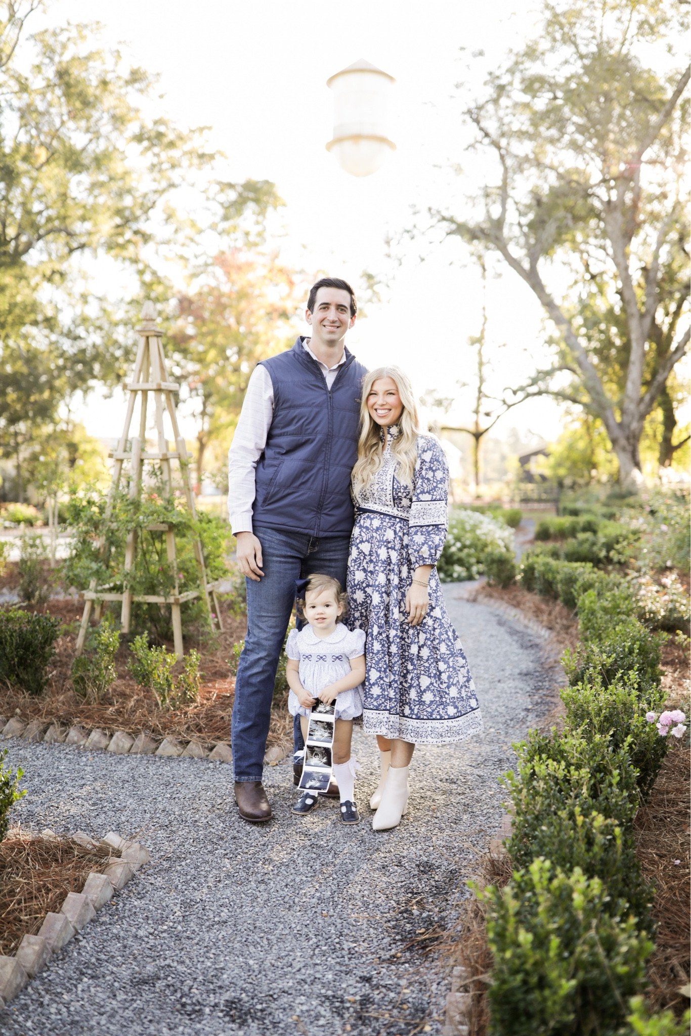 Christmas card family pictures inspo
Sue sartor dress 

#LTKFamily #LTKHoliday #LTKStyleTip