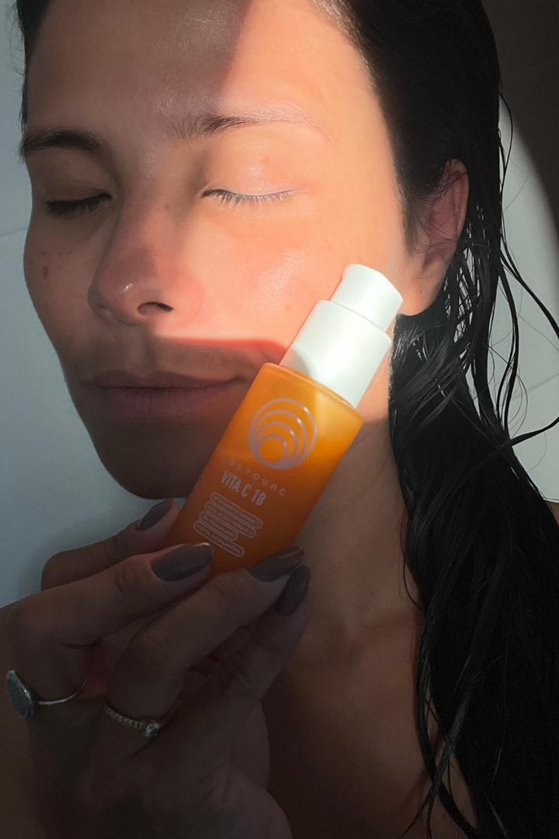 Ela voltouuuu!!! Essa Vitamina C tem vários benefícios na sua rotina de skincare. A VITA C 18 tem sua fórmula em 
Sérum com tripla ação antioxidante que previne o envelhecimento, reduz linhas finas e deixa sua pele mais uniforme, macia e iluminada.

Minha dica é usar antes do protetor solar durante o dia para ajudar a reduzir os danos causados pelos raios UV.

E pra você comprar esse ou qualquer outro produto na loja da beyoung tenho um cupom de desconto:

“CAYAMASITA10"