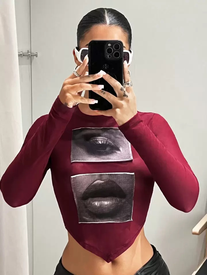 SHEIN ICON Eye & Lip Patched Hanky Hem Crop Top | SHEIN