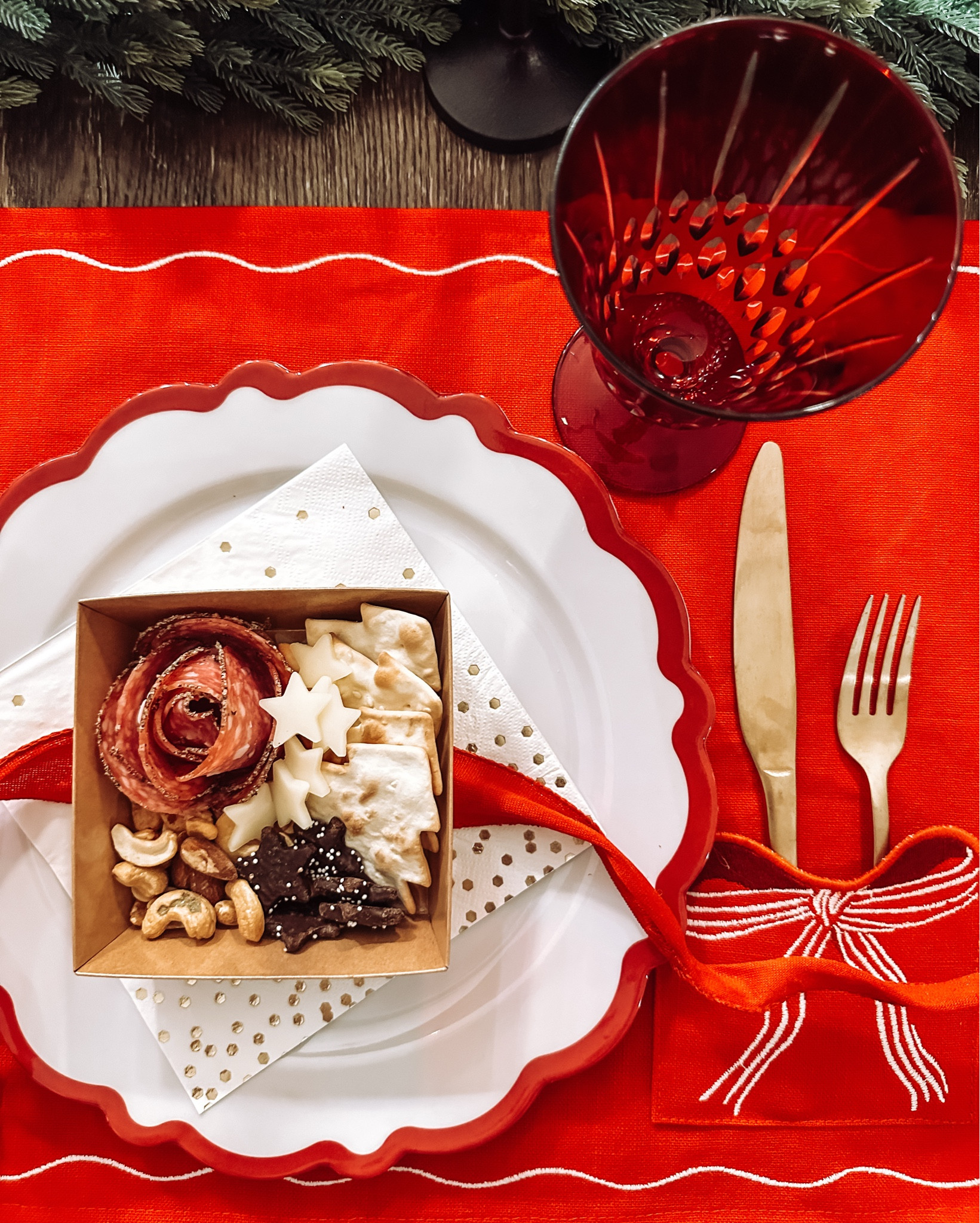 Bring on the RED! 🎁
My Christmas tablescape is simple, yet bold with red and a twinkling green garland. The individual charcuterie boxes are so fun and could even be picked up to enjoy with an early toast before sitting for dinner! 🥂
