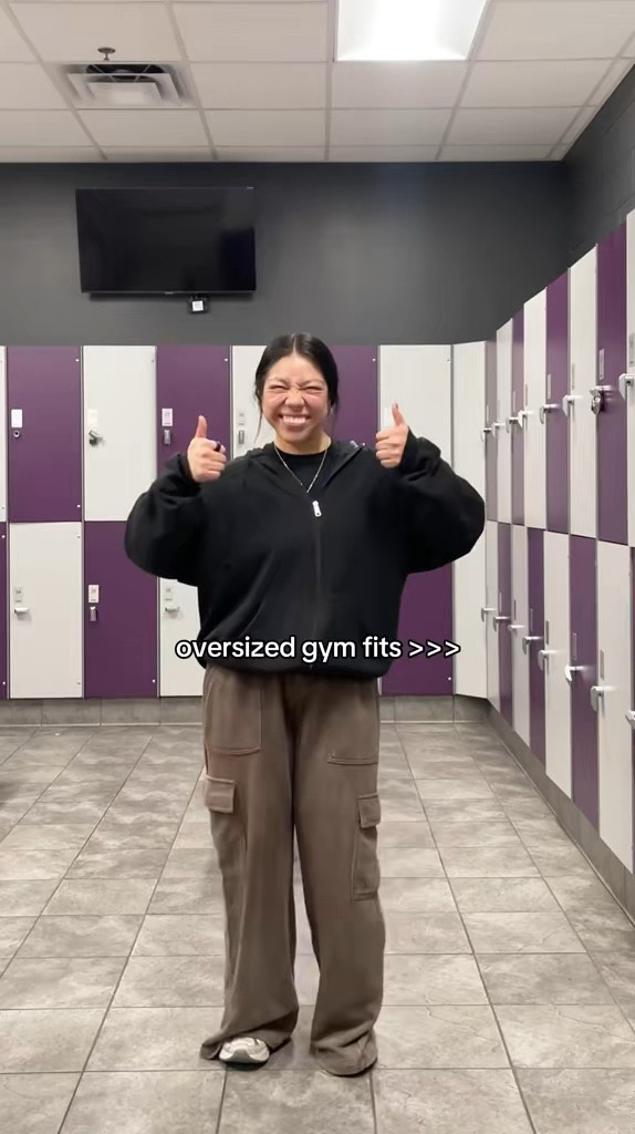 Oversized gym outfit -> cargo sweatpants and oversized zip up hoodie