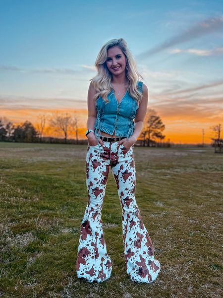 The secret is out … COUNTRY CONCERT COLLECTION AT @willowchicboutique IS HERE 👢🐮🪩 shop the drop using code “AMBERM20” for 20% off ✨

Country concert / country collection / country concert collection / country music / country concert fashion / country fashion / western fashion 

#LTKU #LTKSeasonal #LTKfindsunder50