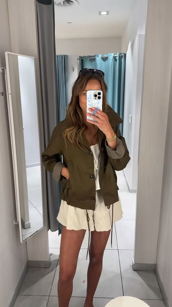 I got a size small in this jacket. I love the plaid detail on the liner that you can see when rolling up the sleeves! Great style and fit. Fall staple!!