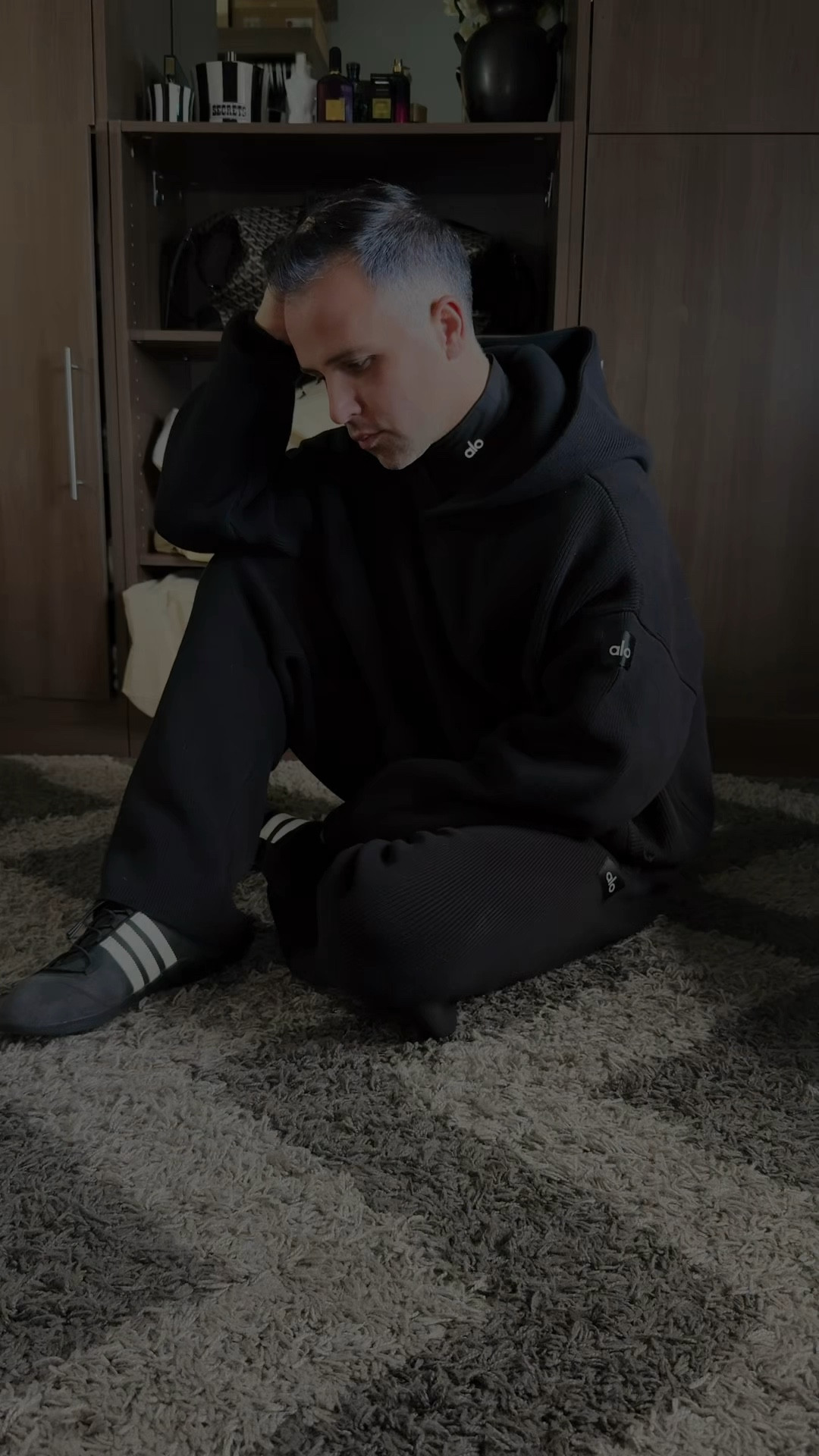 The Scholar knit alo sweatsuit is a go to style for fall, layered with the Alo Conquer mock neck underneath. The Bad Bunny adidas Ballerina sneakers complete this clean, minimal, elevated streetwear look.
Perfect for travel, errands, and athleisure days. #alo #aloyoga #adidas 

#LTKootd #LTKGiftGuide #LTKMens