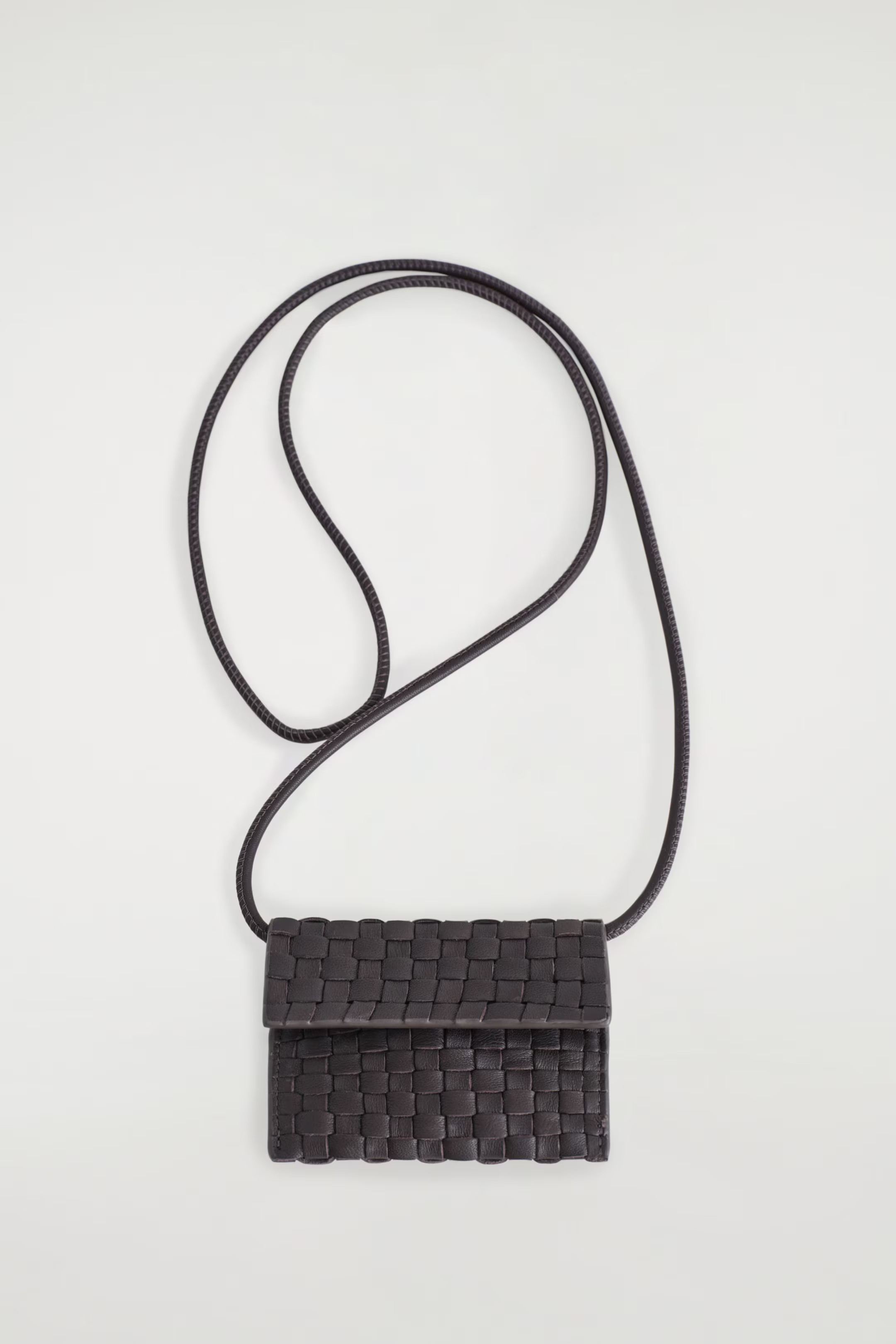 BRAIDED LEATHER CARD HOLDER - BROWN | COS | COS (EU)