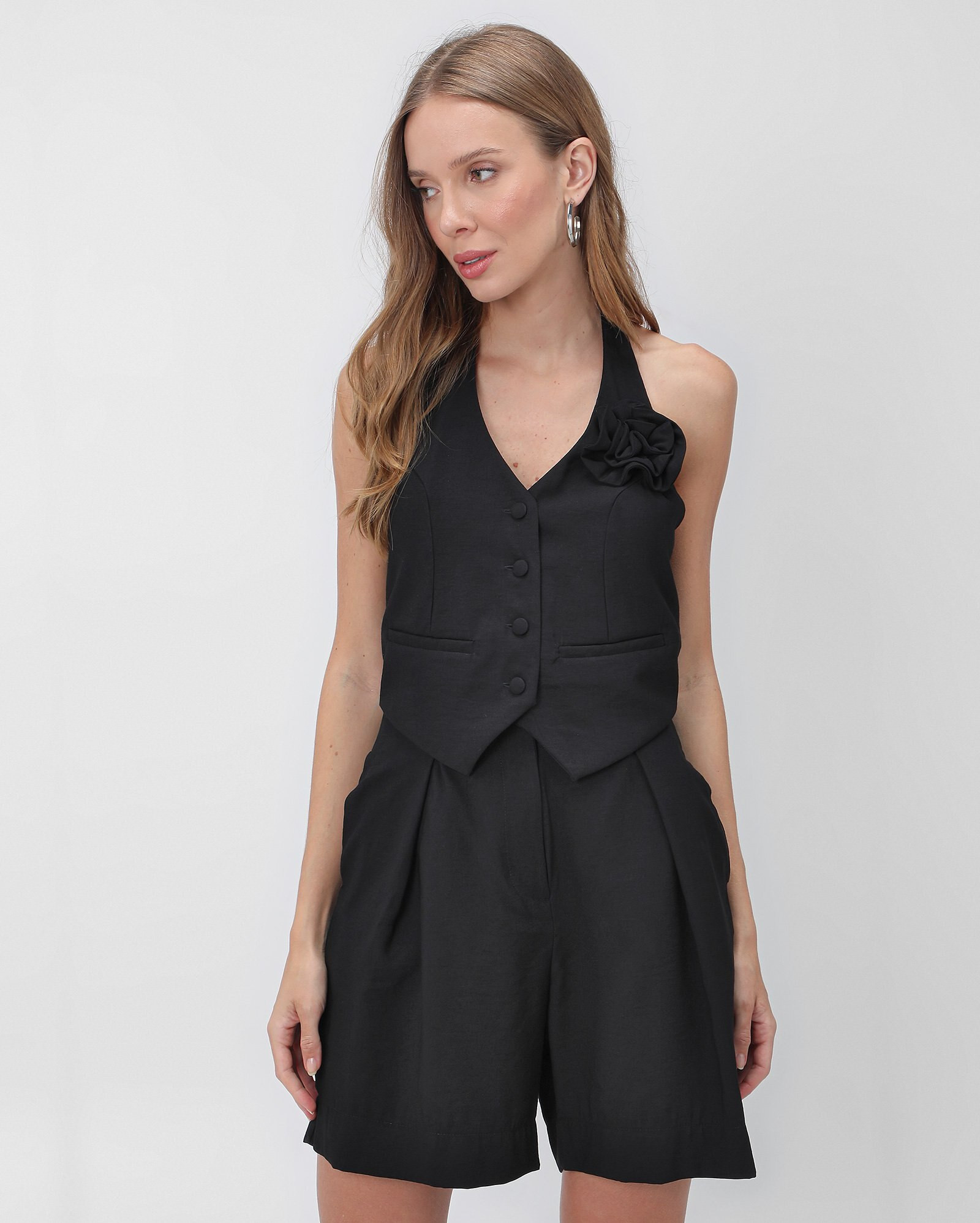 Bermuda feminina alfaiatada com pregas preta | AK by Riachuelo | Riachuelo (BR)