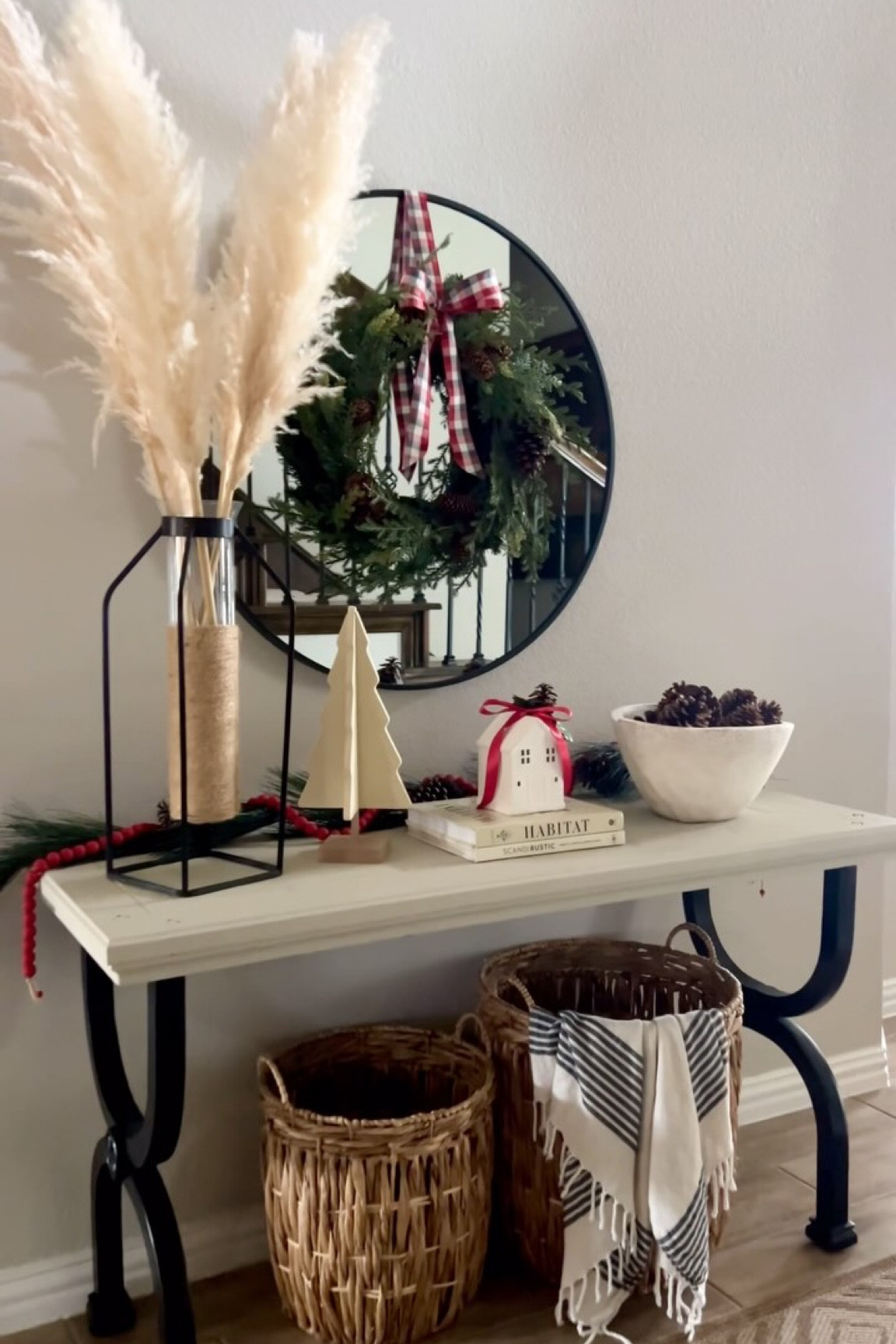 ✨Así quedó lista la mesa del recibidor para Navidad ✨una mezcla de guirnaldas de pino, lazos rojos, y piñas de pino con olor a canela 🎄🫶✨

✨ Christmas entryway table decor ✨ A simple holiday decor idea for the entryway, mixing garlands, red beads, red bows, and cinnamon-scented pinecones. 🎄🫶✨

#christmasentryway #christmasdecor #christmasdecorations #christmastime #christmasdecorating #entryway #entrywaydecor #entrywaytable #holiday #holidaydecor #holidaydecorating #texashomes #latinacontentcreator #latinaenusa #latinamom

#LTKHome #LTKSeasonal #LTKHoliday