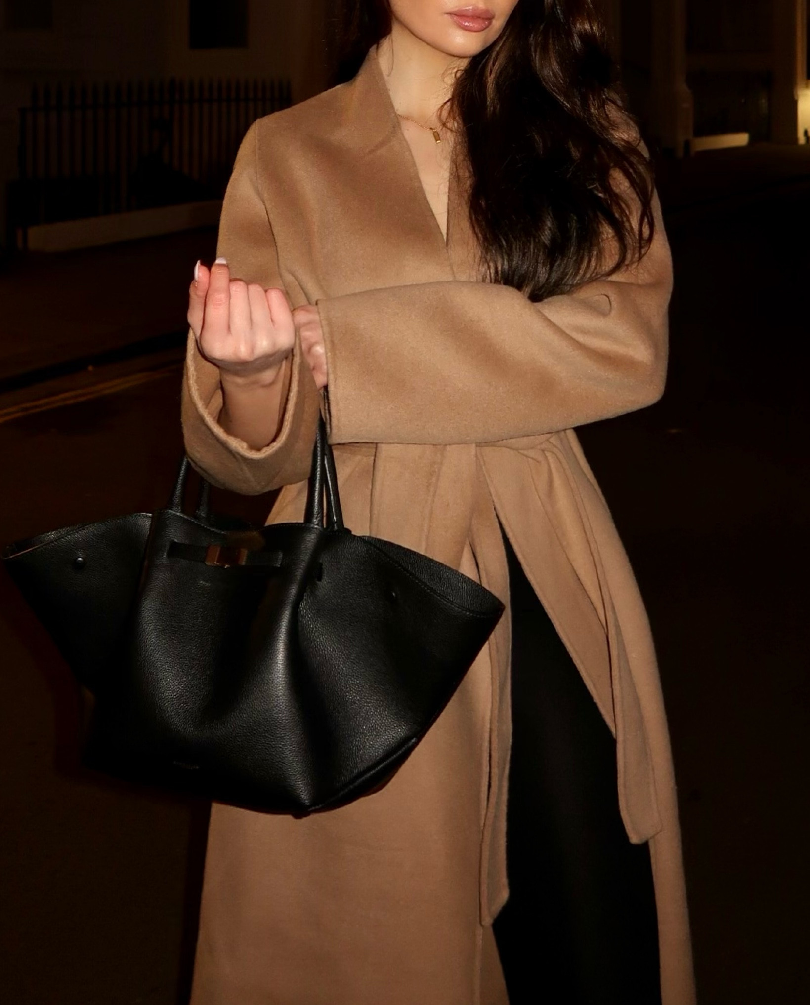 My go to every day bag ✨ this is the perfect day /work bag for fitting lots in! This is the Midi New York from Demellier - also comes in a larger version which would be great for uni /fitting laptops etc 

#unibag #uni #uniessentials #workbag #workwear #womensworkwear #totebag #handbag #everydaybag #largebag #leatherbag #bag #womensbags #blackbag #demellier #demellierbag #backtowork #backtouni #workessentials #designerbag #formalbag #smartbag #goldhardware #womenswear #womensaccessories #womensfashion #winterfashion #zaraanne #zaraannechase #zaraanne19 #influencerfashion #influencerstyle #bloggerstyle #brighton #london 