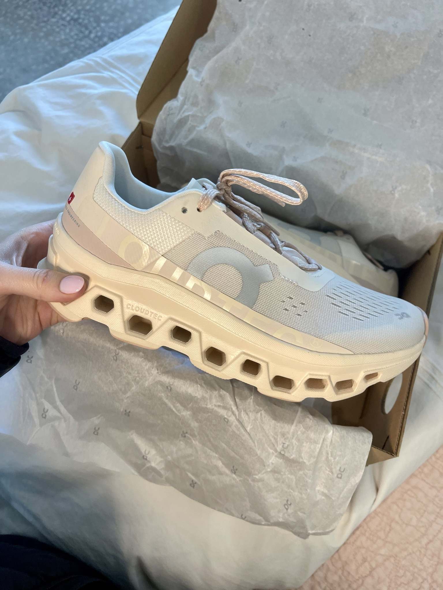 New running shoes 👏🏼👏🏼👏🏼 obsessed with this new cloud monster color moon / fawn
•
•
•
#shopbop #nordstrom #on #workoutshoes #tennisshoes #pink #pinkshoes
•
•
•
Claudia Oshry
Lauren bostick
Loverly grey
Laura beverlin
Sydney Sweeney
Sofia Richie


#LTKshoecrush