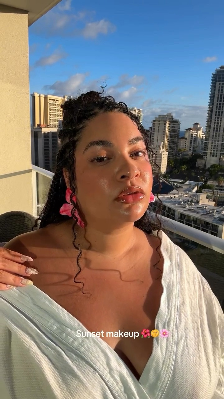 Sunset Makeup Vibes 🌺🌞🌸

Products used: 
@summerfridays skin tint 
@elfcosmetics brow sculpt 
@hourglasscosmetics concealer 
@summerfridays blush 
@rhode blush 
@urbandecaycosmetics setting spray 
@maccosmetics lip liner in cork 
@summerfridays gloss 

#gwrm #beauty #beautyinfluencer #sunsetmakeup