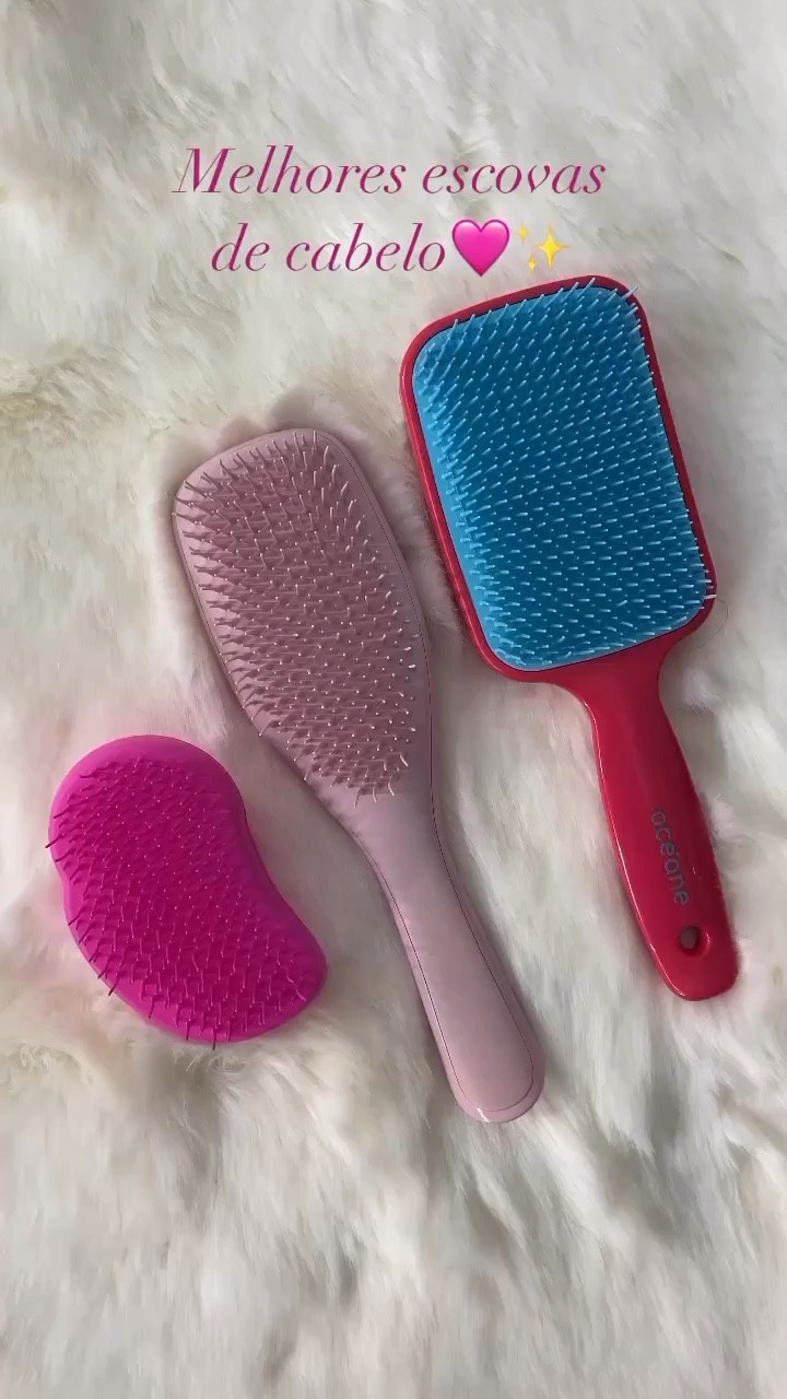 Oi gente 🫶🏻🙃

Hoje trago 3 opções de escovas que eu uso, amo e indico 🩷✨

✨ The Original mini- Tangle Teezer 
Essa foi a primeira que comprei pra testar, ela é a versão miniatura da famosa escova sem cabo. As suas cerdas facilitam muito a escovação.
Ela pode ser usada tanto nos cabelos secos, quanto úmidos, ela não foi feita pra usar no banho.

✨ Wet Detangler- Tangle Teezer 
Gostei tanto da mini que depois já comprei essa e já amei desde o primeiro uso.
Ela foi desenvolvida para usar nos cabelos molhados, é essa que sempre uso no banho.
Ela é impermeável, mantém a higiene da escova, não estraga ao molhar.
Uso sempre uma máscara no banho e ela desembaraça super bem e rapidinho, sem agredir os fios.

✨ Neon Brush- Oceane 
Suas cerdas são firmes e flexíveis, facilita muito a escovação, a escova massageia o couro cabeludo, e com isso estimula a circulação sanguínea.
Pode ser usada no cabelo seco ou molhado.
Pode ser usada com secador tbm, à uma distância mínima de 10 cm, com temperatura de no máximo 75°C

Amo essas escovas, e valem muito a pena testar 😍🩷

#MesDasMaesLTK
