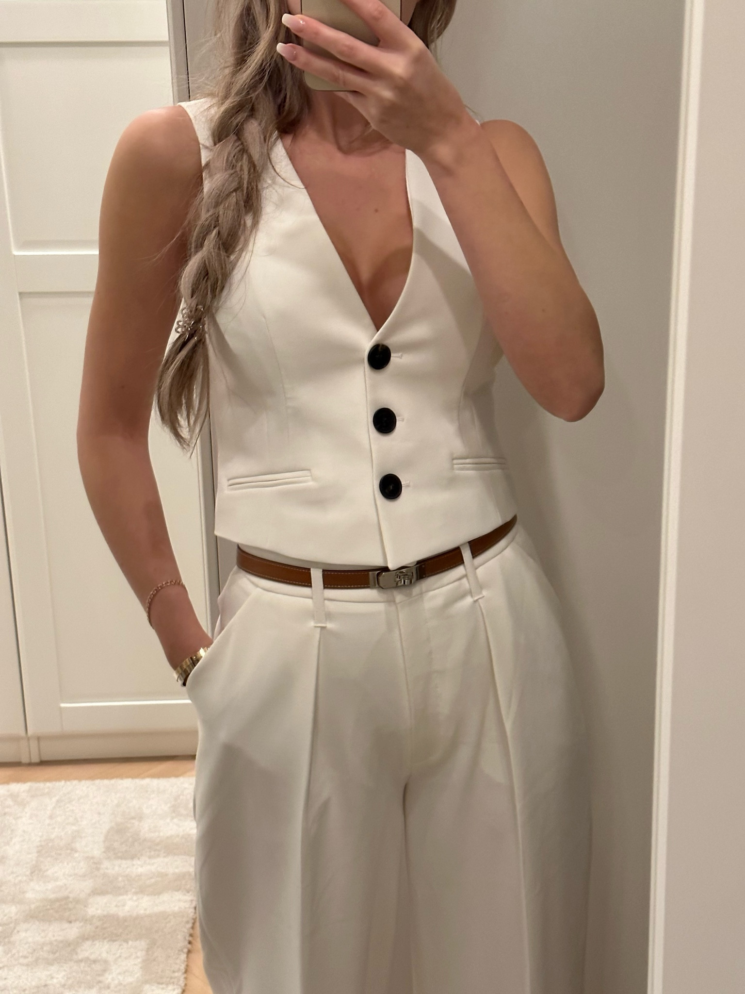 Chic and elegant look. The high waisted white trousers with a straight leg are a must have in every closet🤍 #vest #bustier #highwaistedpant #workingpants #straightleg #eleganttrousers #oldmoneylook #elegantlady #springready #officelook

#LTKworkwear #LTKeurope #LTKstyletip