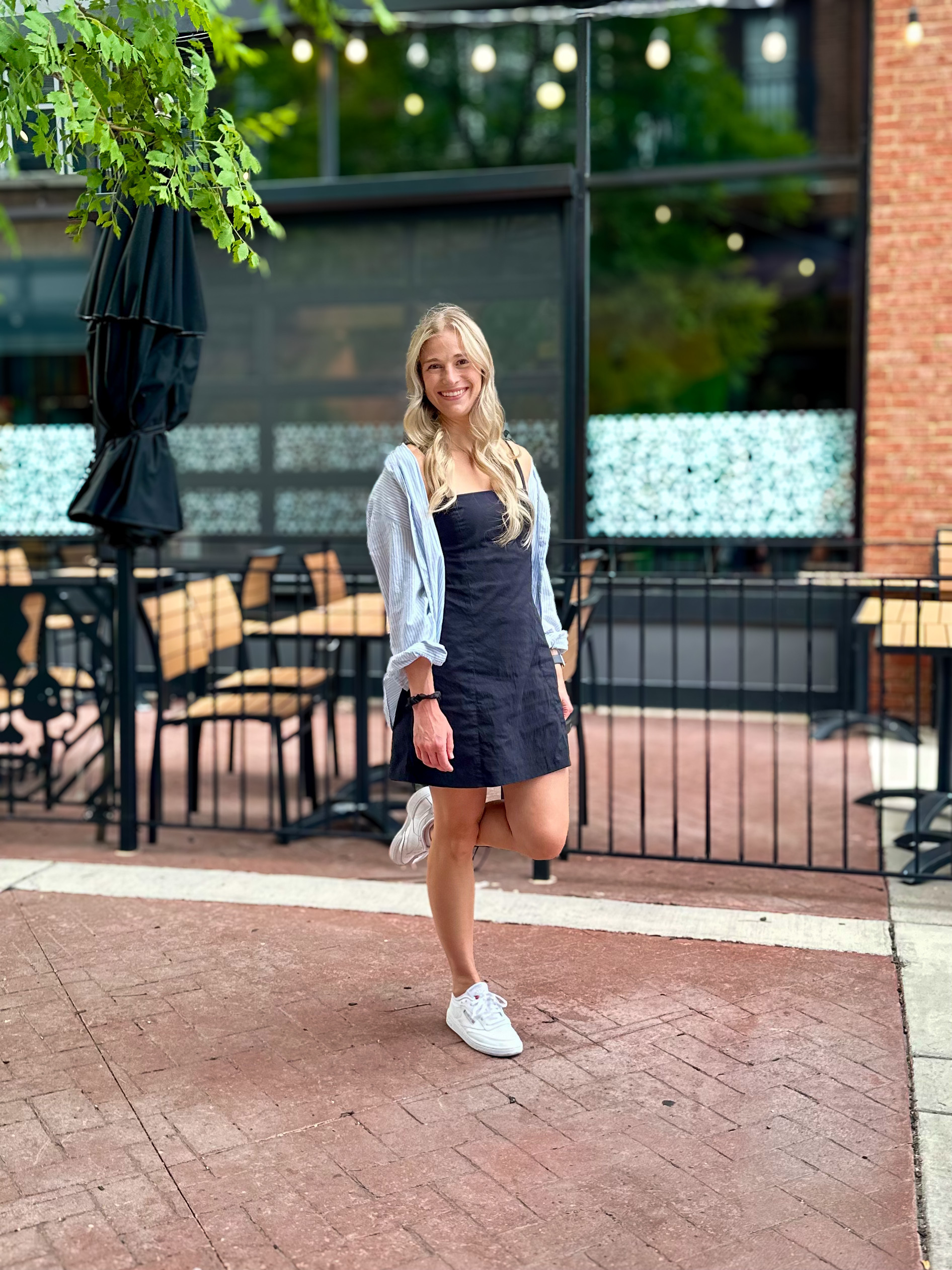 Dress has built in shorts. XS TTS. Button down XS TTS. It hs an oversized fit. Shots 6.5 TTS

Casual dress. Casual summer dress. Little black dress 

 