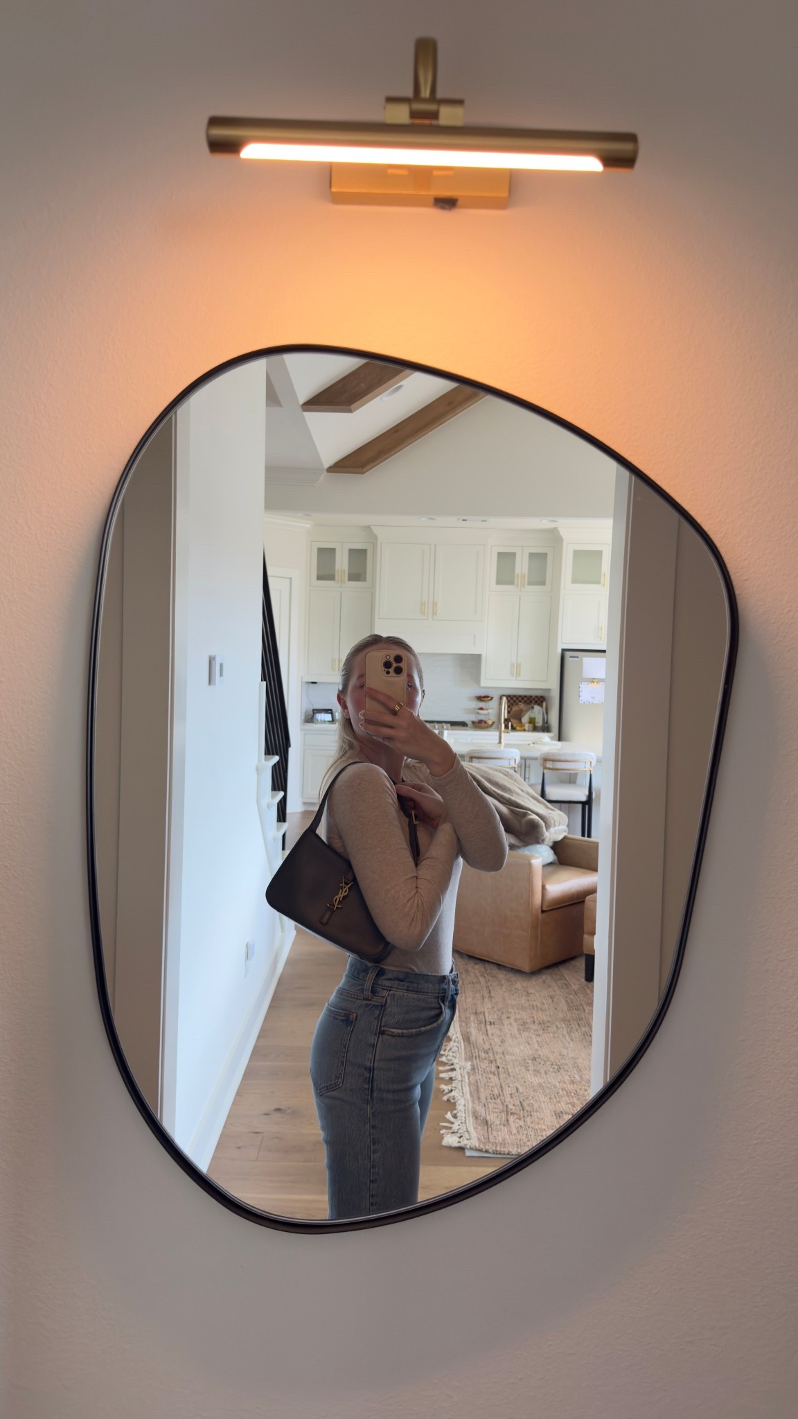 #ad #vivrellepartner @Vivrelle still obsessed with this bag I borrowed from Vivrelle! It’s the perfect shoulder bag for running errands or a dinner date 😍



#LTKootd