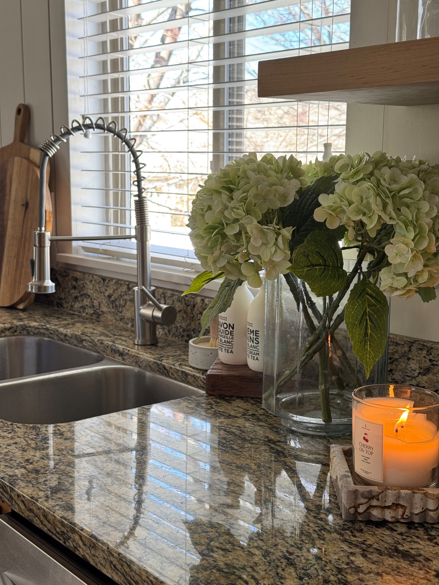 These faux hydrangeas look SO realistic — no one will ever know 🌷🌷🌷

#LTKmorningroutine #LTKdayinmylife #LTKHome