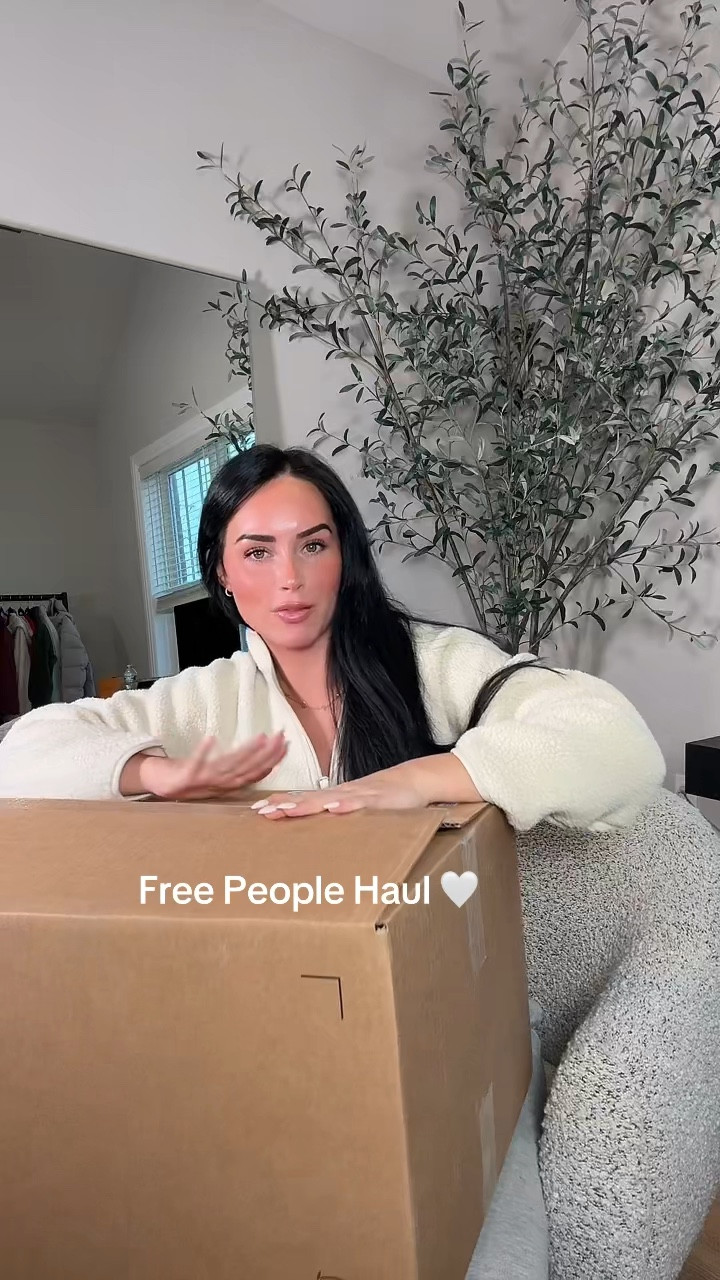 FP Haul ✨

I will post a try on of everything soon! 


I’m wearing a size small Aritzia half zip, size small Alo sweats 

#LTKStyleTip #LTKWatchNow #LTKSaleAlert