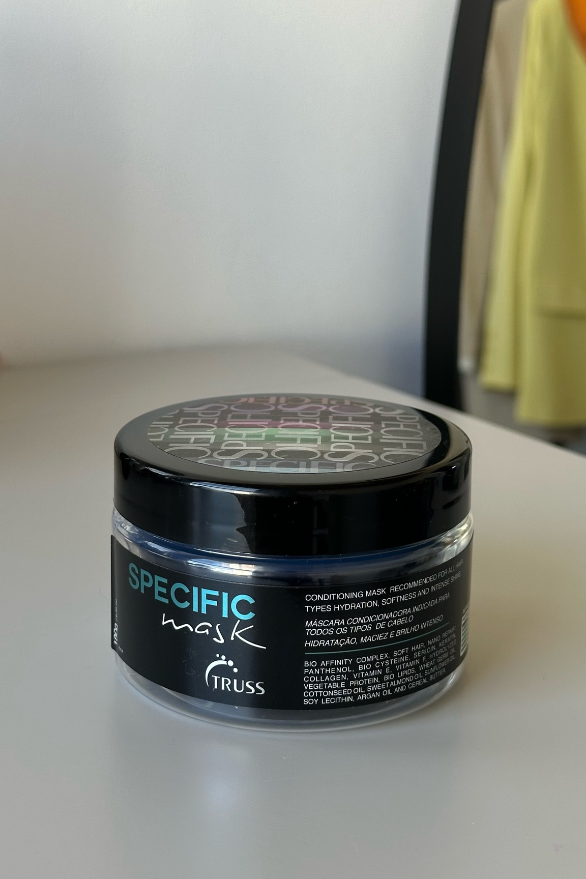 Máscara para todos os tipos de cabelo. Truss Specific Mask repara os fios de forma intensa enquanto repõe a hidratação.