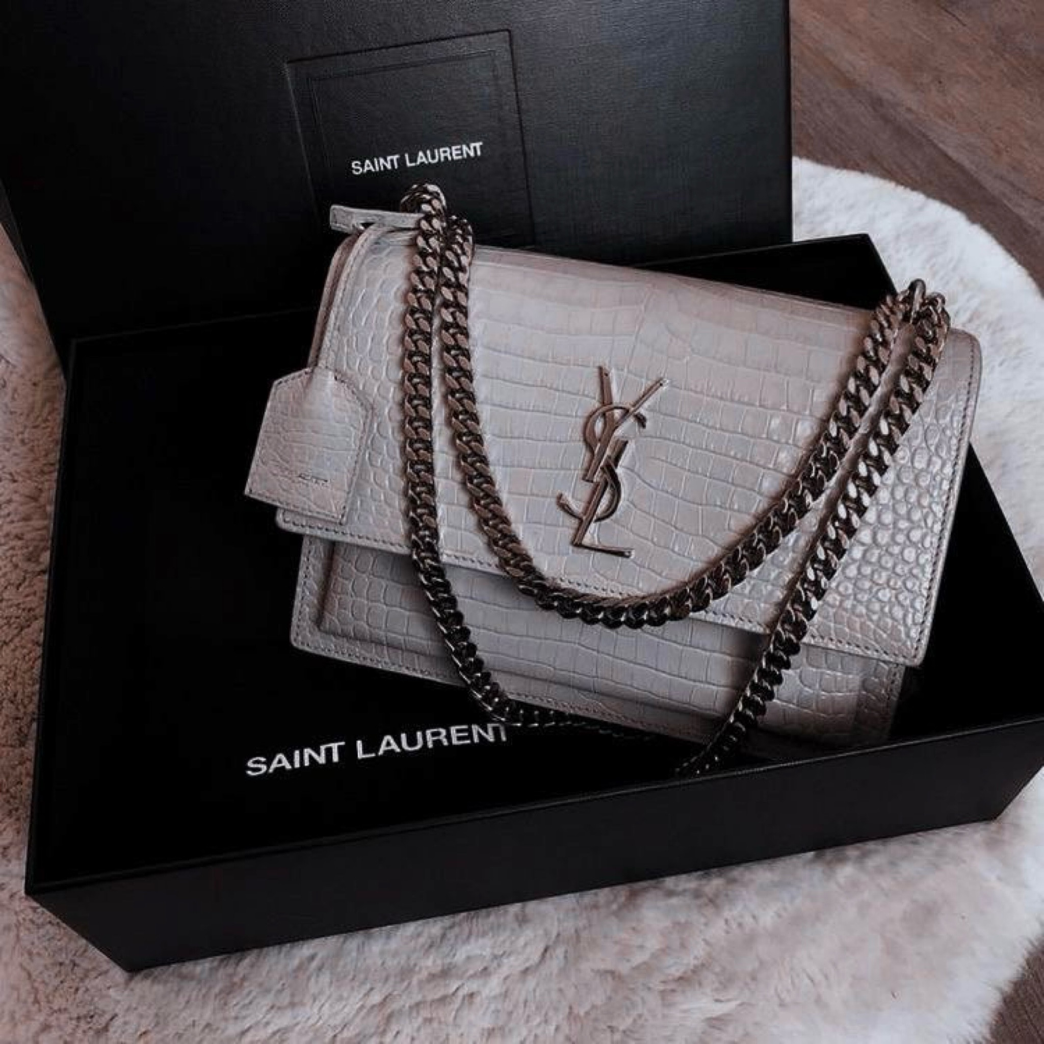 YSL SUNSET CROCODILE BAG | Best DHGate Replica | High Quality Designer | Best product review 2023

Keep scrolling to find Particular bag 

#LTKCyberWeek #LTKitbag #LTKstyletip