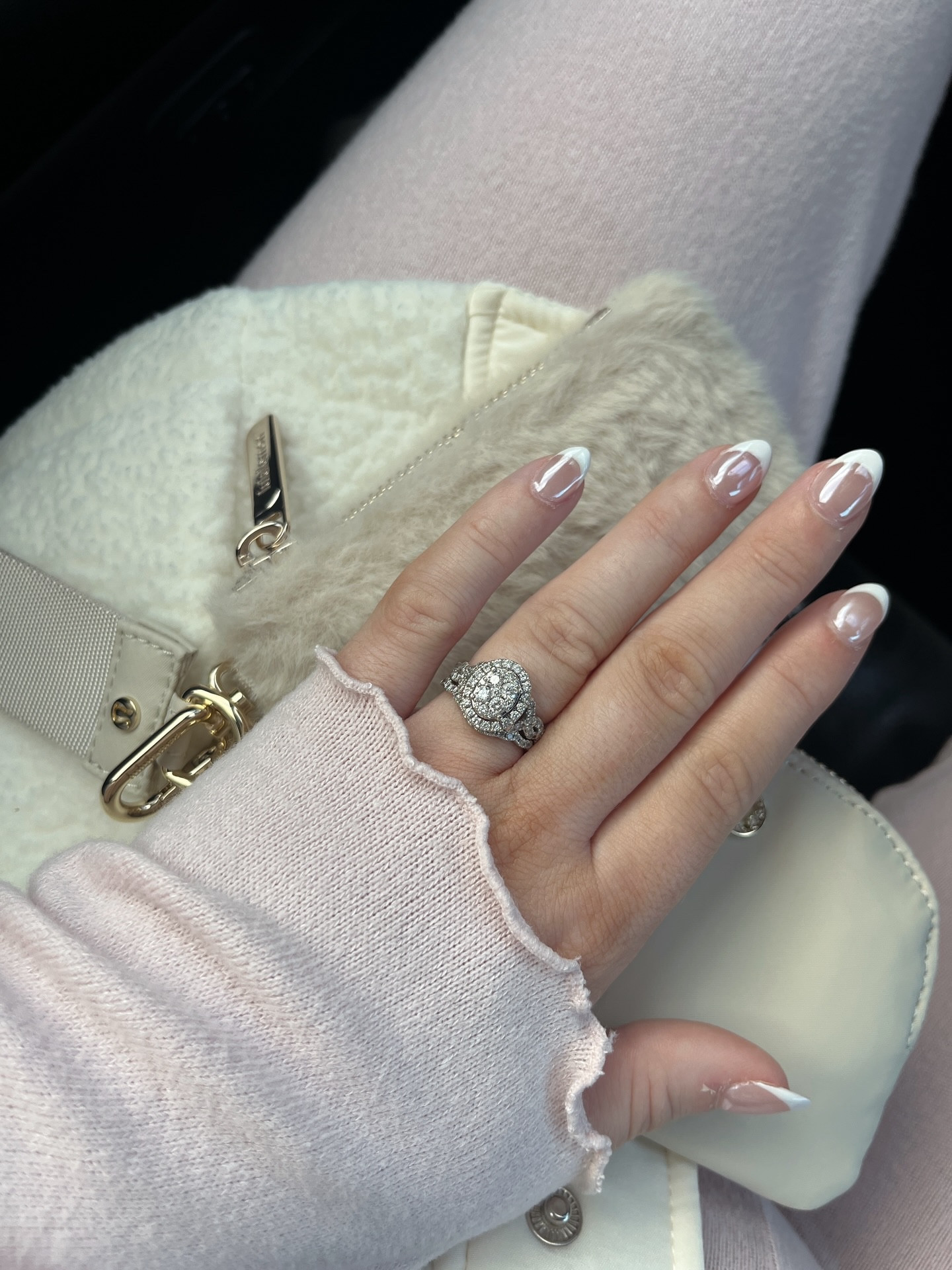 new nails for the upcoming year chrome french 🤍❄️

#nailday #frenchnails #chromenailart #newyearnails