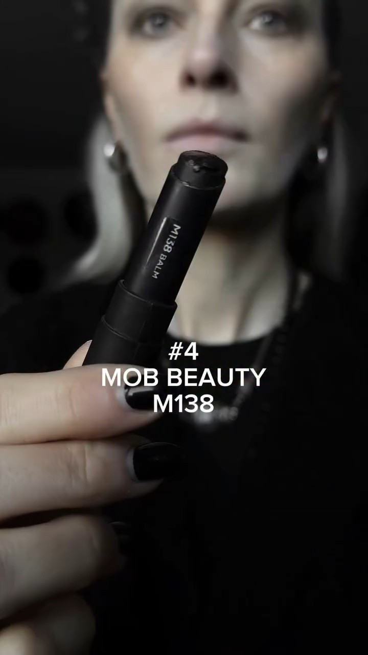 #4 MOB BEAUTY Balm
- Farbe: M138
- Deckkraft: 3/5
- Haltbarkeit: 3/5
- Tragekomfort: 5/5
Dunkler, sehr pflegender Lipbalm. Sehr angenehmes Tragegefühl ohne Eigengeruch. Perfekt auch in Kombination mit anderen Lippenstiften um sie abzutönen und dunkle zu machen. Großes Plus: vegan und cruelty free 🖤

#lipstickchallenge #blacklips #darklips #gothlips #gothmakeup #blacklipstick