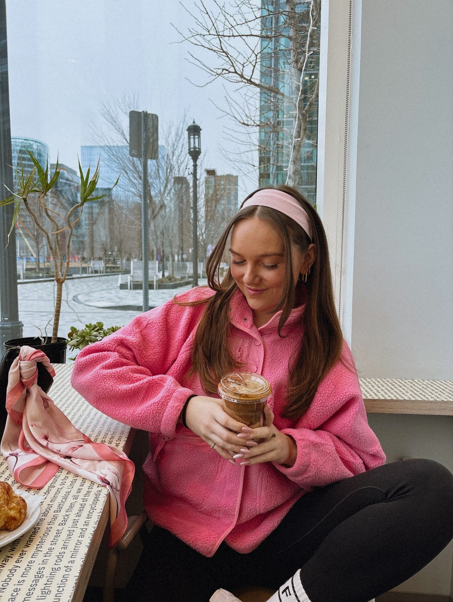 coffee date 🫶🏼💗
-
-
-
#SeaportBoston #AthleisureStyle #CoffeeShopFit #CozyErrands #RealLifeStyle