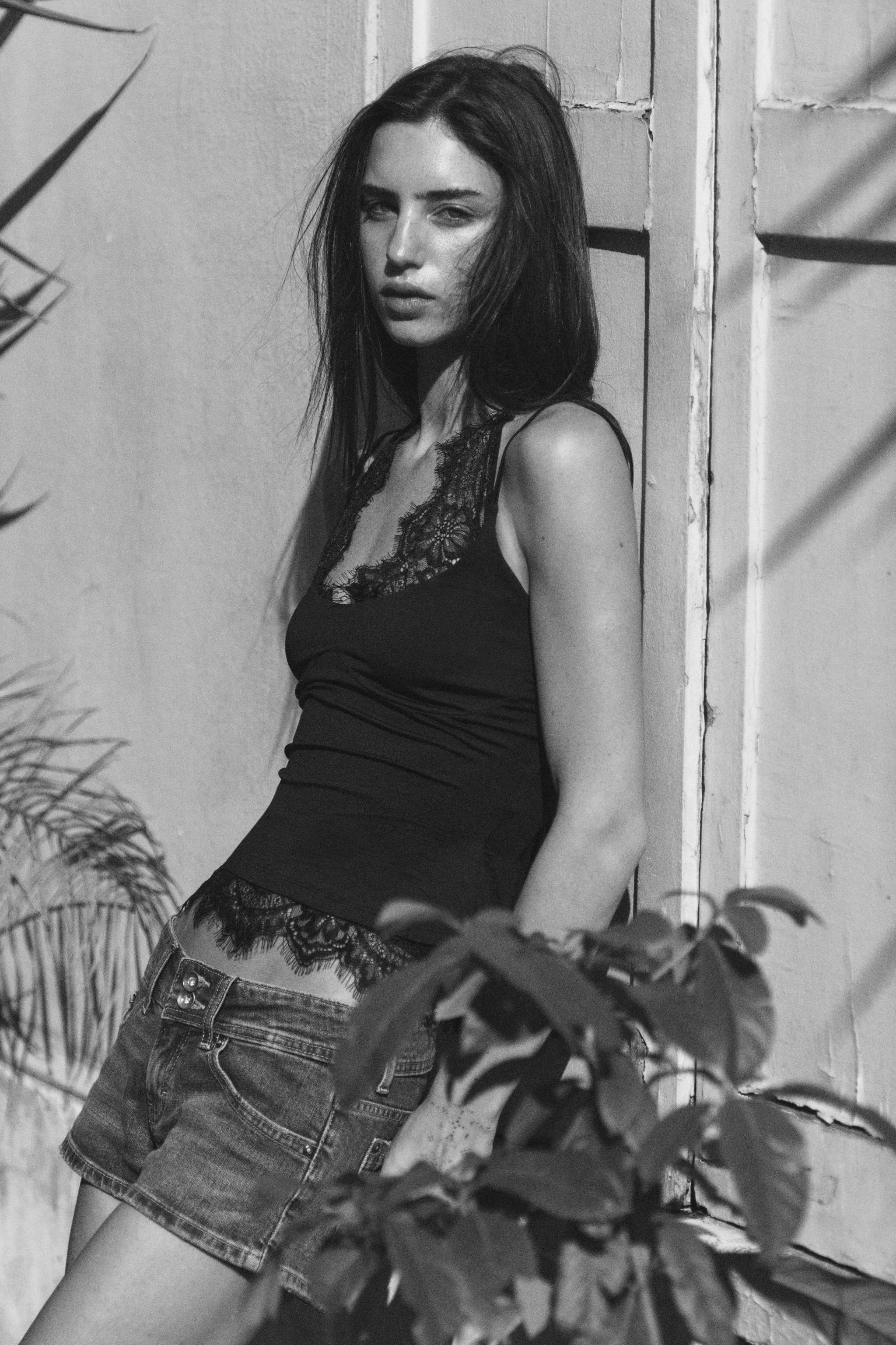 Model height: 178 cmTop made from stretch fabric. Featuring a combined neckline and thin straps w... | Zara UK