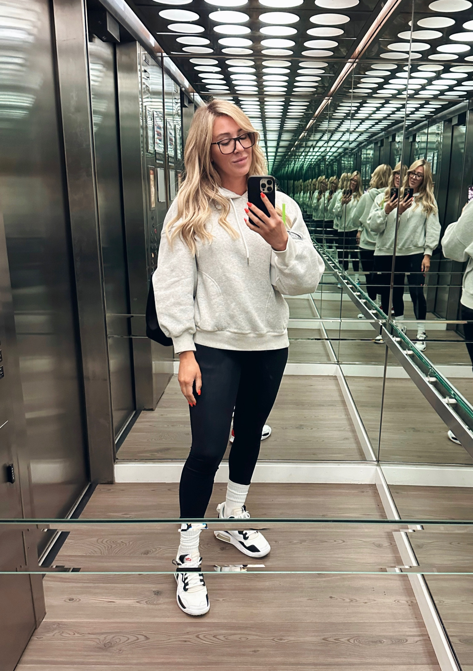 The coziest outfit on this rainy day. This oversized hoodie is so comfortable and soft. Wearing size medium