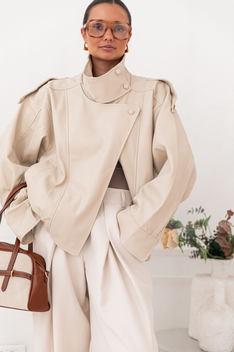 Perfecto beige simili cuir col montant - Pretty Wire | Pretty Wire