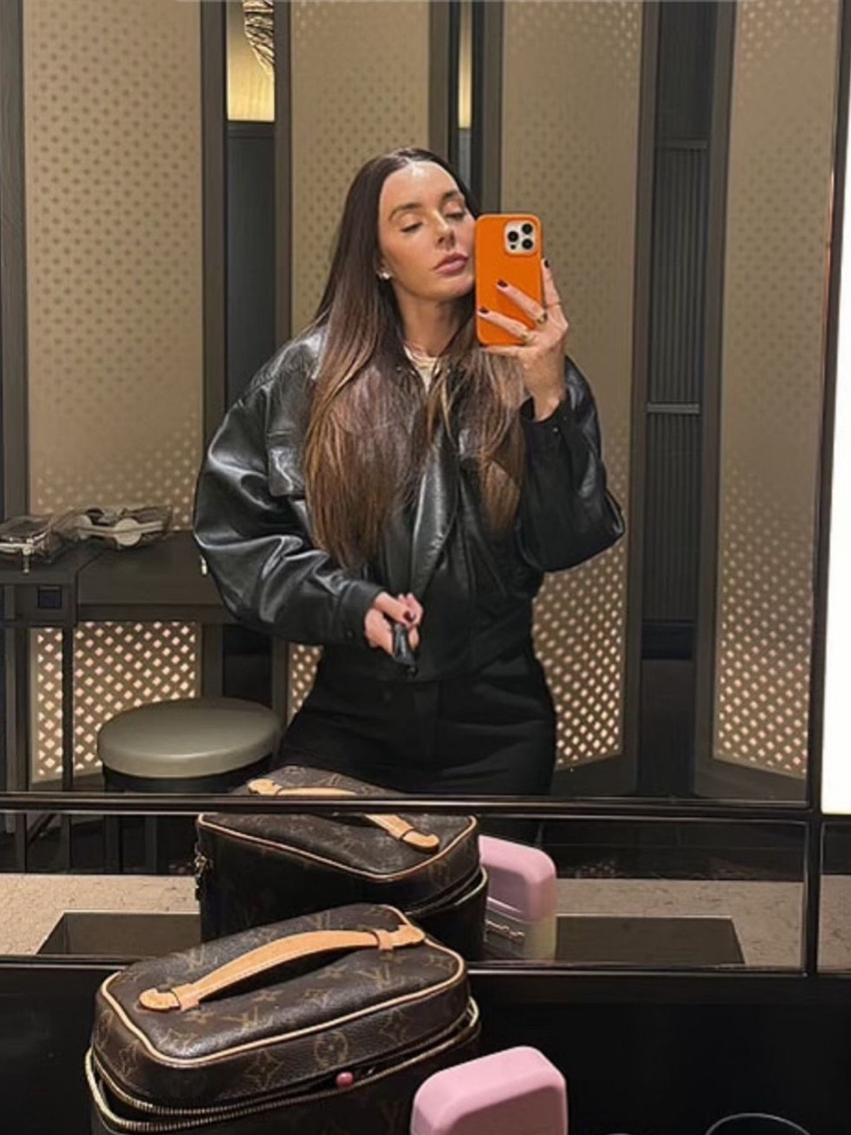 My outfit for our Italian dinner date last night 🖤