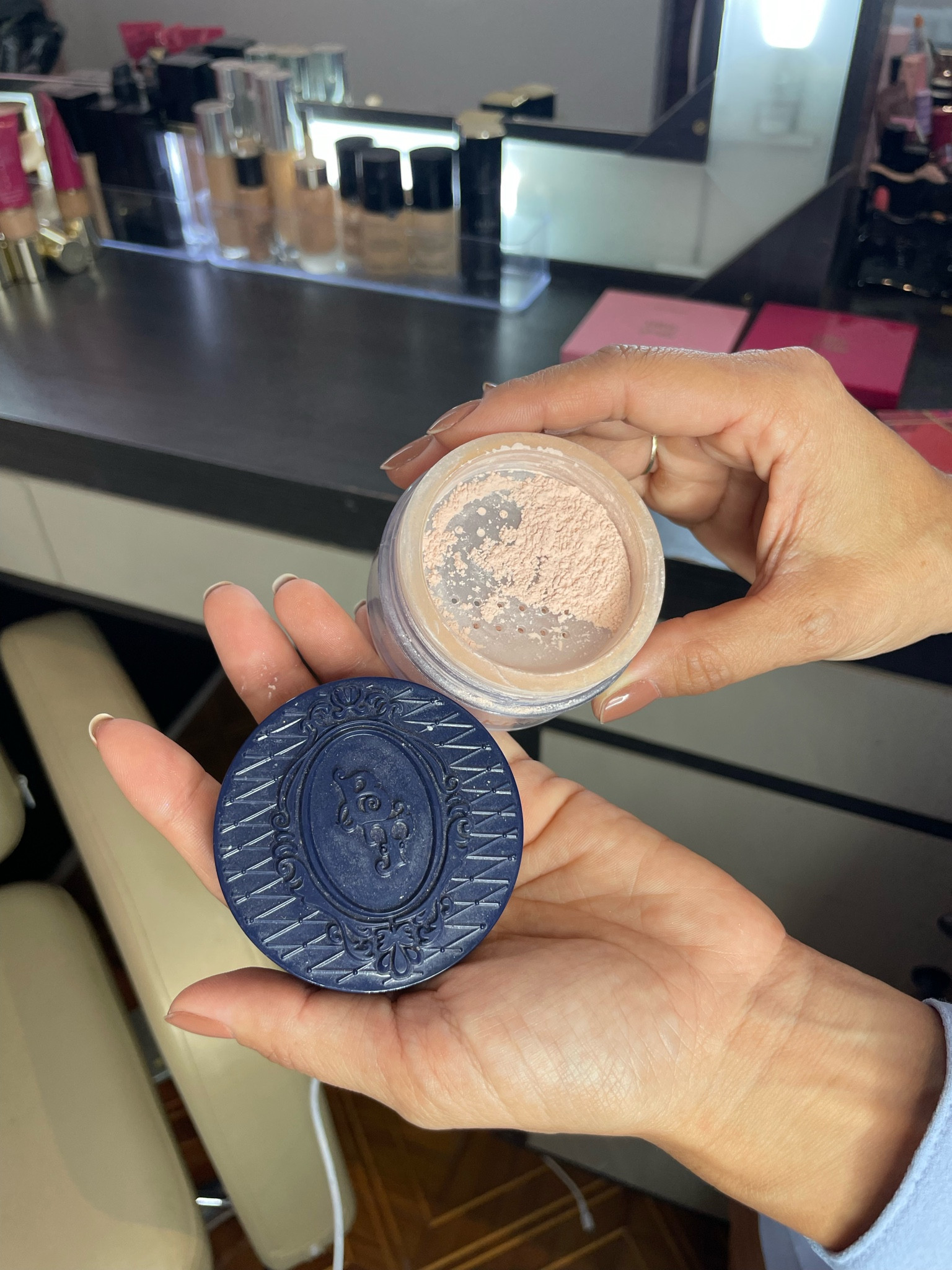 Da série produtos que uso até o último suspiro! Esse é o finalzinho que restou desse pó maravilhoso e nacional que uso muito no meu Studio para atender minhas clientes e noivas, super fininho e fica lindo na pele sem estourar no flash! Já falei que é nacional né!?
Pó UNIQUE QUARTZ da Bruna Tavares! 
Continua na minha lista de favoritos!

#LTKbrasil #LTKover40 #LTKwedding