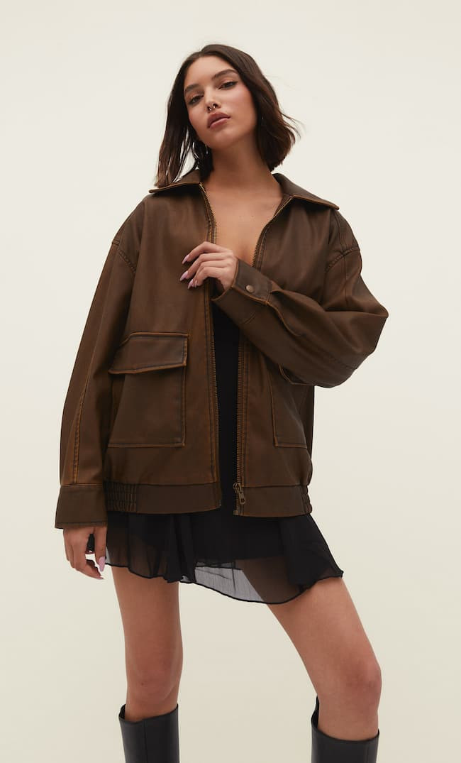 Jacke aus verwaschenem Kunstleder mit Taschen | Stradivarius DE