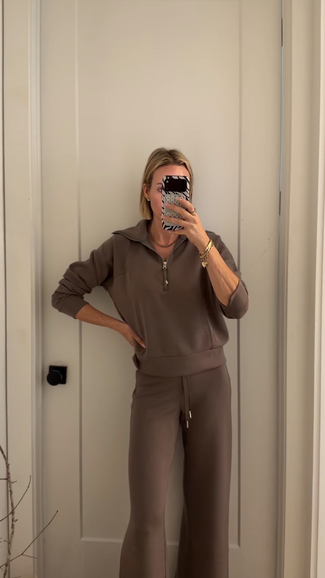 Comfiest comfiest set. Prepare to want to live in this all weekend. I’m wearing the small on top and an extra small, tall in the bottom. ￼